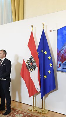 Vertreter der Bundesregierung mit den A1-Spitzen Arnoldner und Grausam