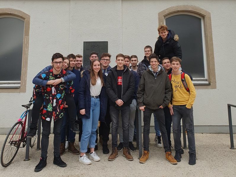 Gruppenfoto vor dem Landestheater Gruppenfoto vor dem Landestheater