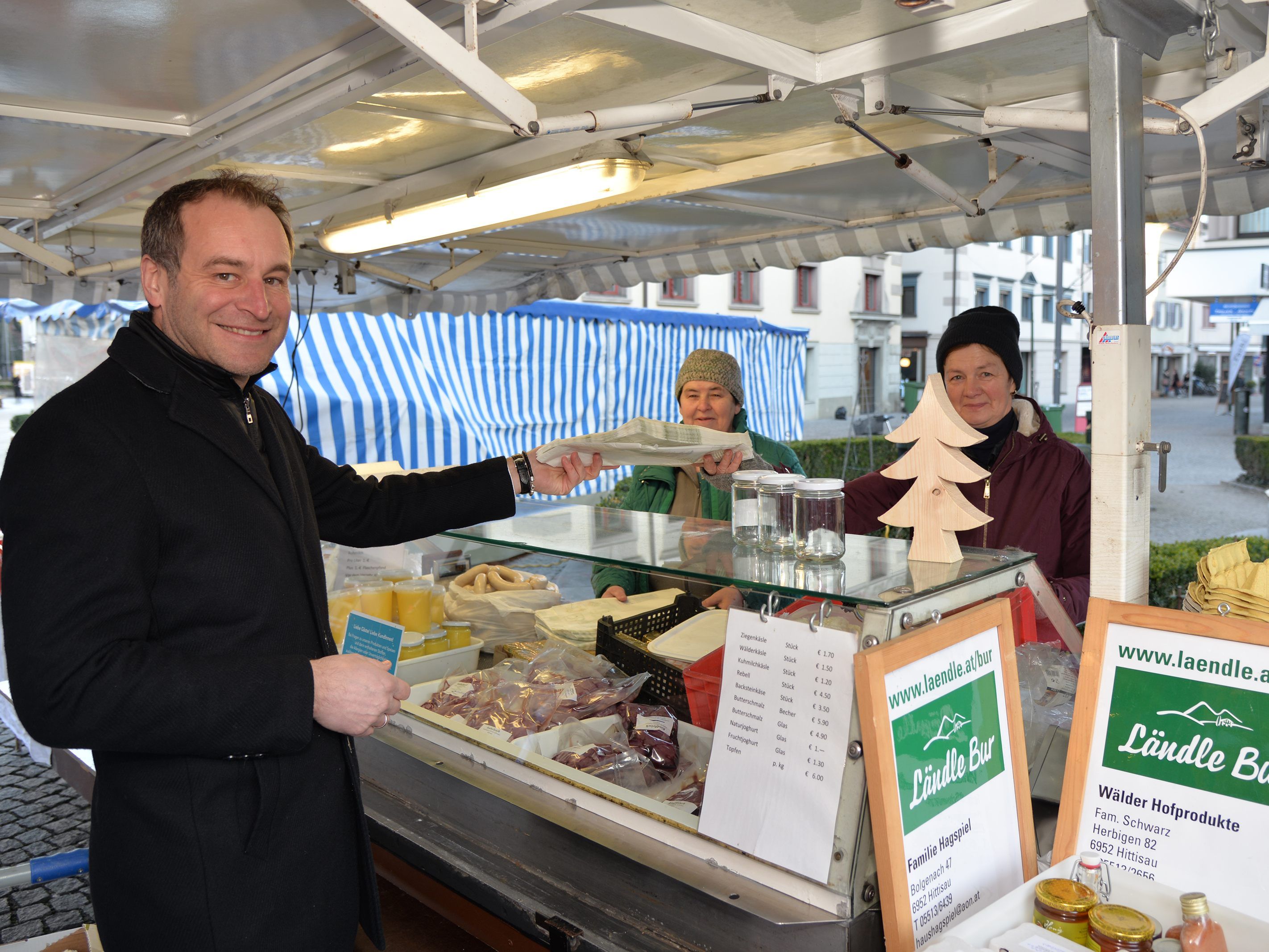 Stadtrat Dr. Alexander Juen verteilte die erste Charge der neuen von der Stadt Dornbirn zur Verfügung gestellten Papierverpackungen auf dem Wochenmarkt. Stadtrat Dr. Alexander Juen verteilte die erste Charge der neuen von der Stadt Dornbirn zur Verfügung gestellten Papierverpackungen auf dem Wochenmarkt.