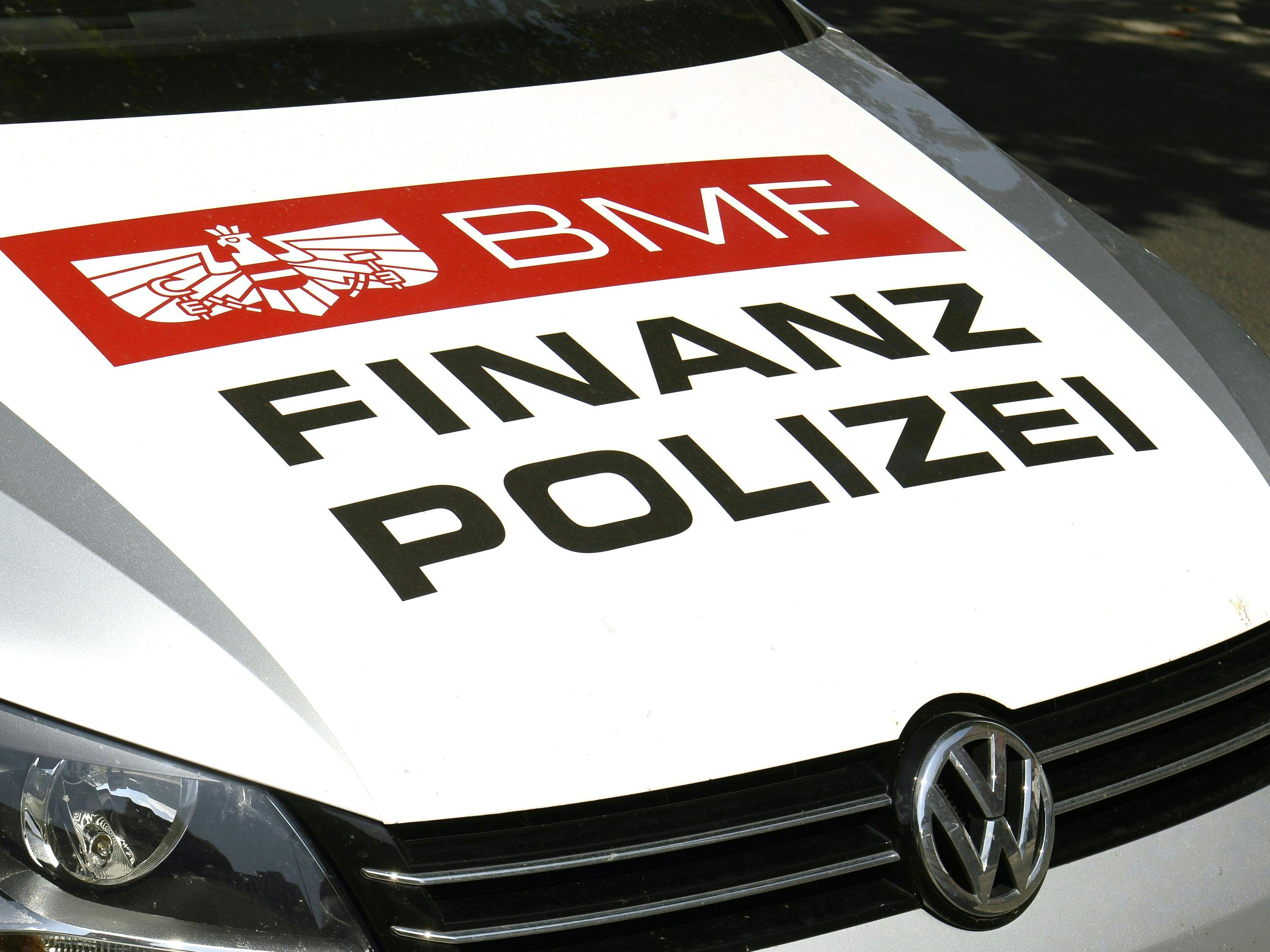 Die Finanzpolizei beschlagnahmt bei der Razzia im Poker-Casino 60.000 Euro.