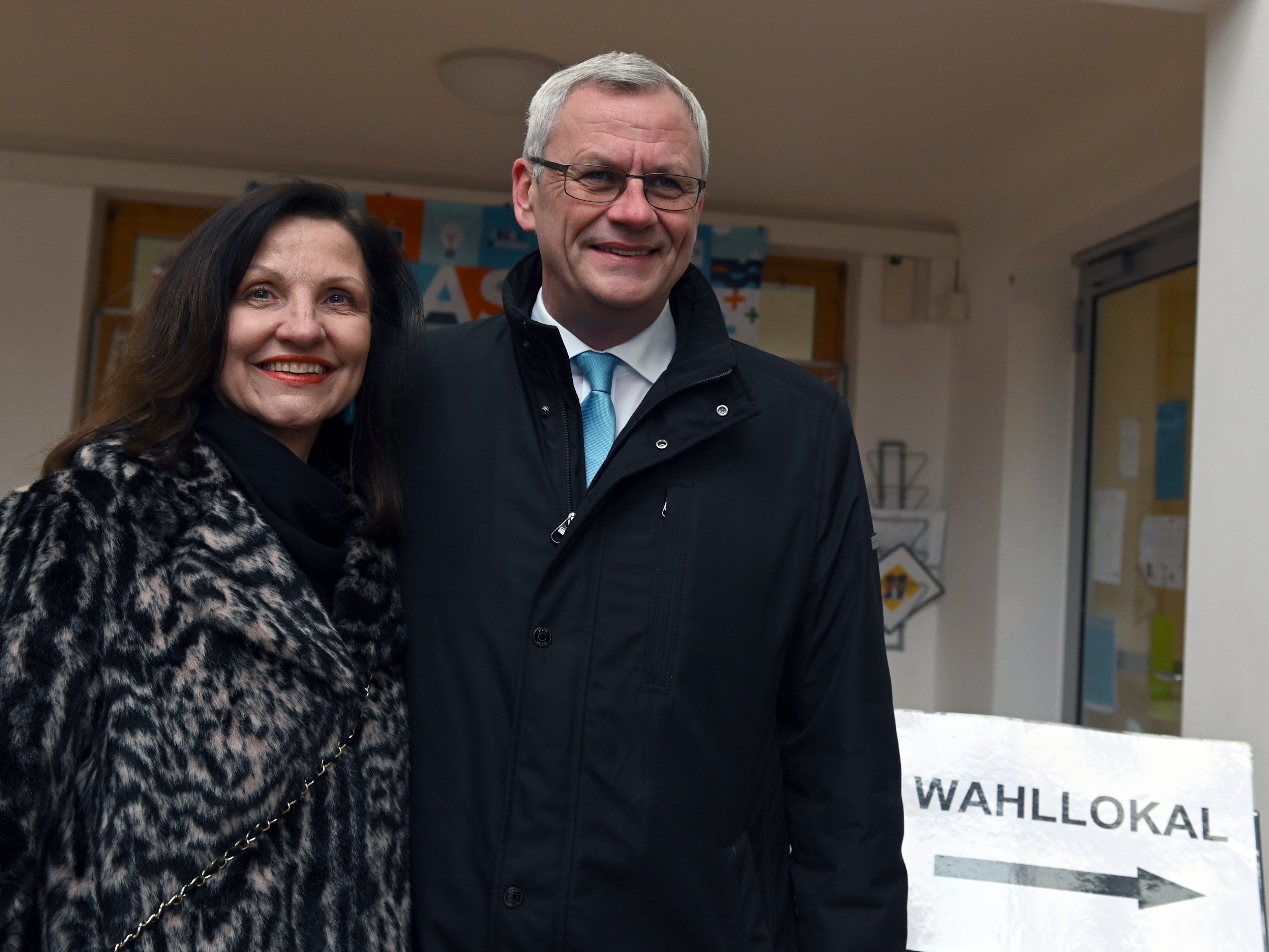 Burgenland-Wahl: ÖVP-Spitzenkandidat Steiner bei der Stimmabgabe mit seiner Frau. Burgenland-Wahl: ÖVP-Spitzenkandidat Steiner bei der Stimmabgabe mit seiner Frau.