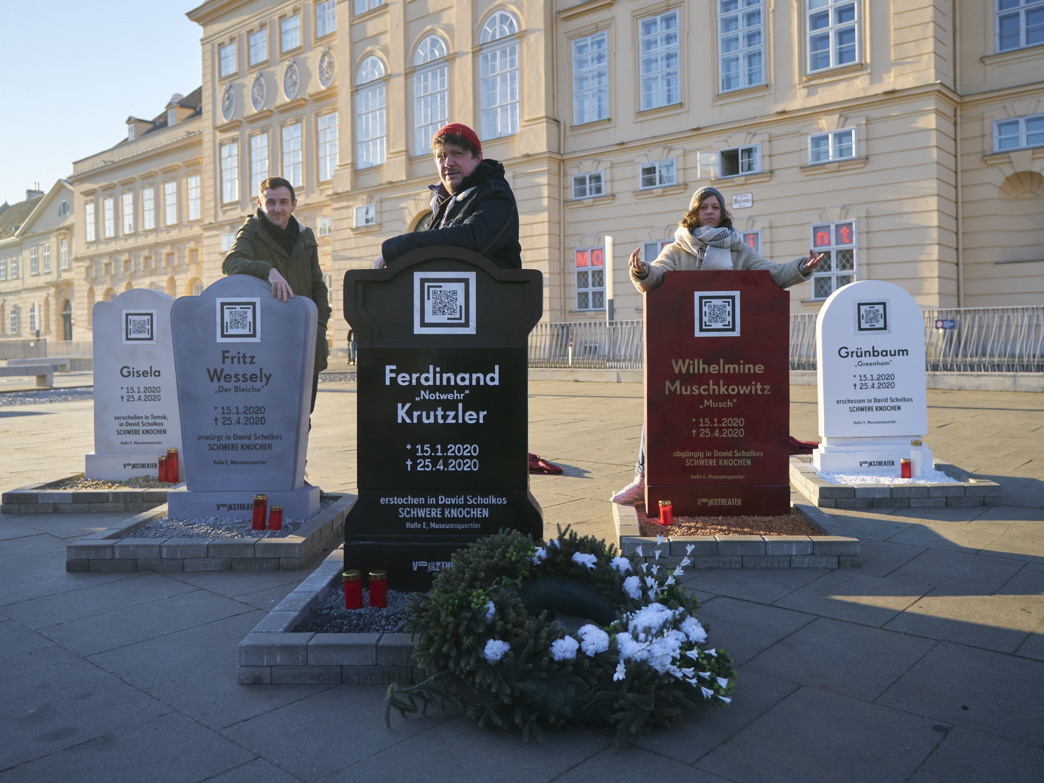 Schalkos "Schwere Knochen" wird in Wien mit Grabsteinen der Protagonisten beworben. Schalkos "Schwere Knochen" wird in Wien mit Grabsteinen der Protagonisten beworben.
