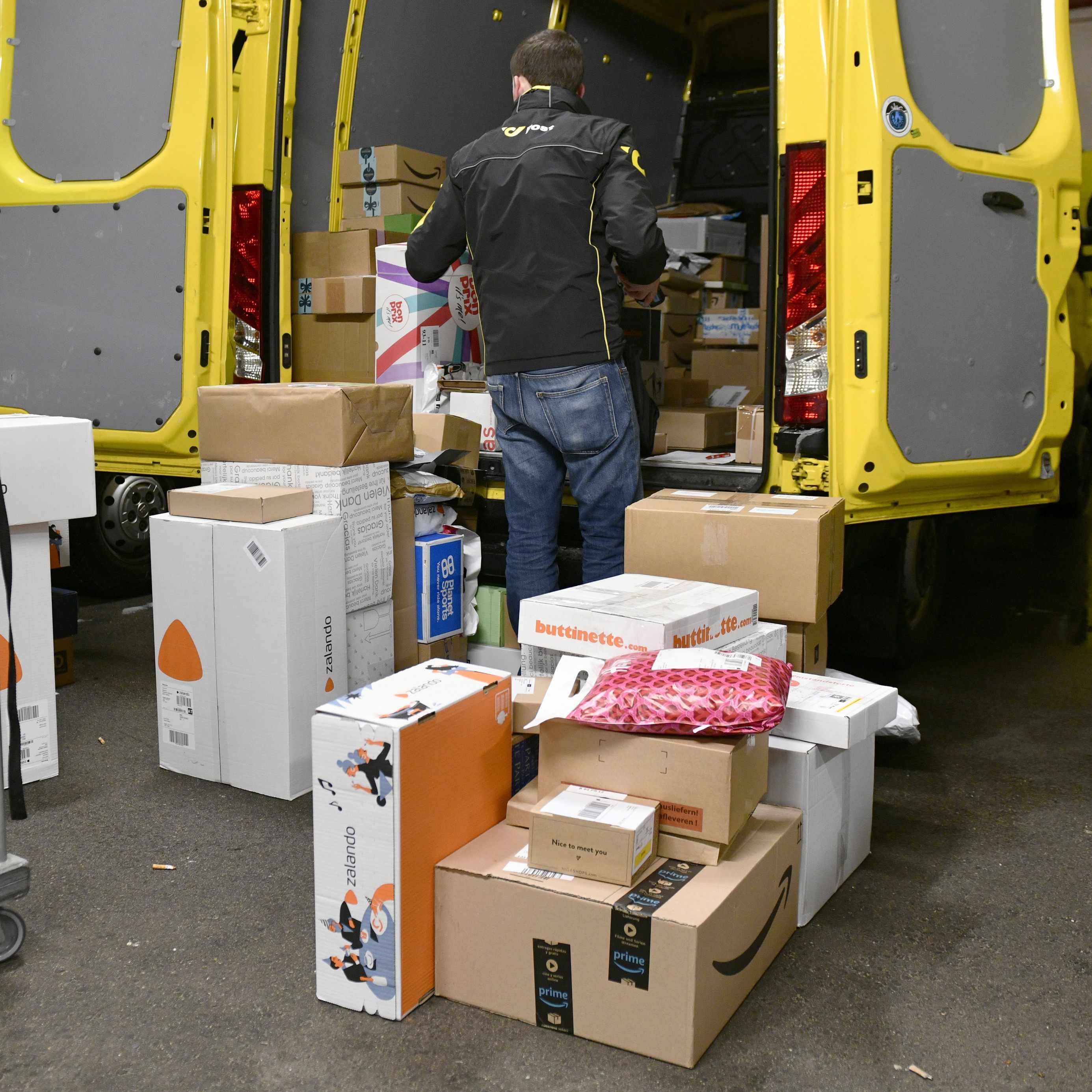 An durchschnittlichen Tagen transportierte die Post österreichweit rund 420.000 Pakete.