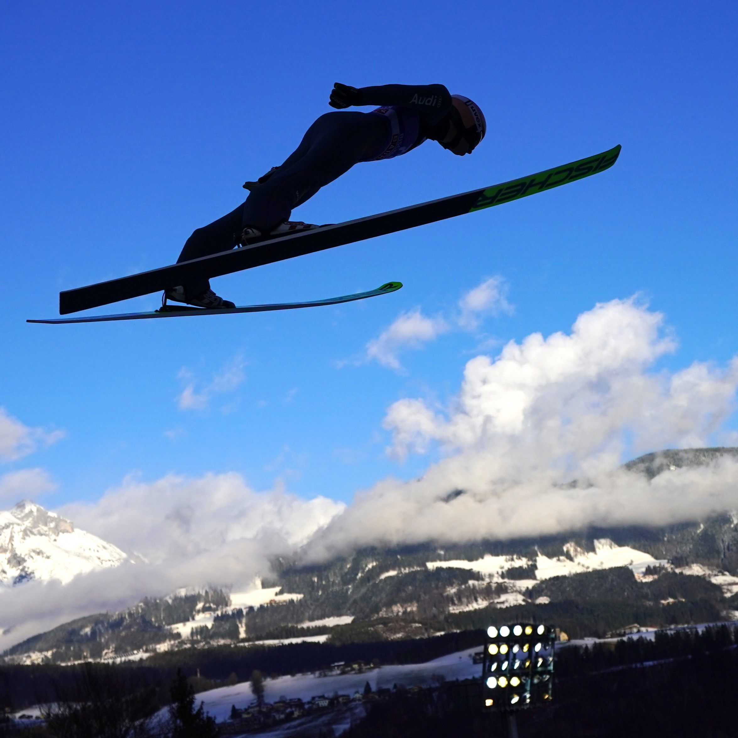 Karl Geiger (GER) während des Trainings im Rahmen der Vierschanzentournee