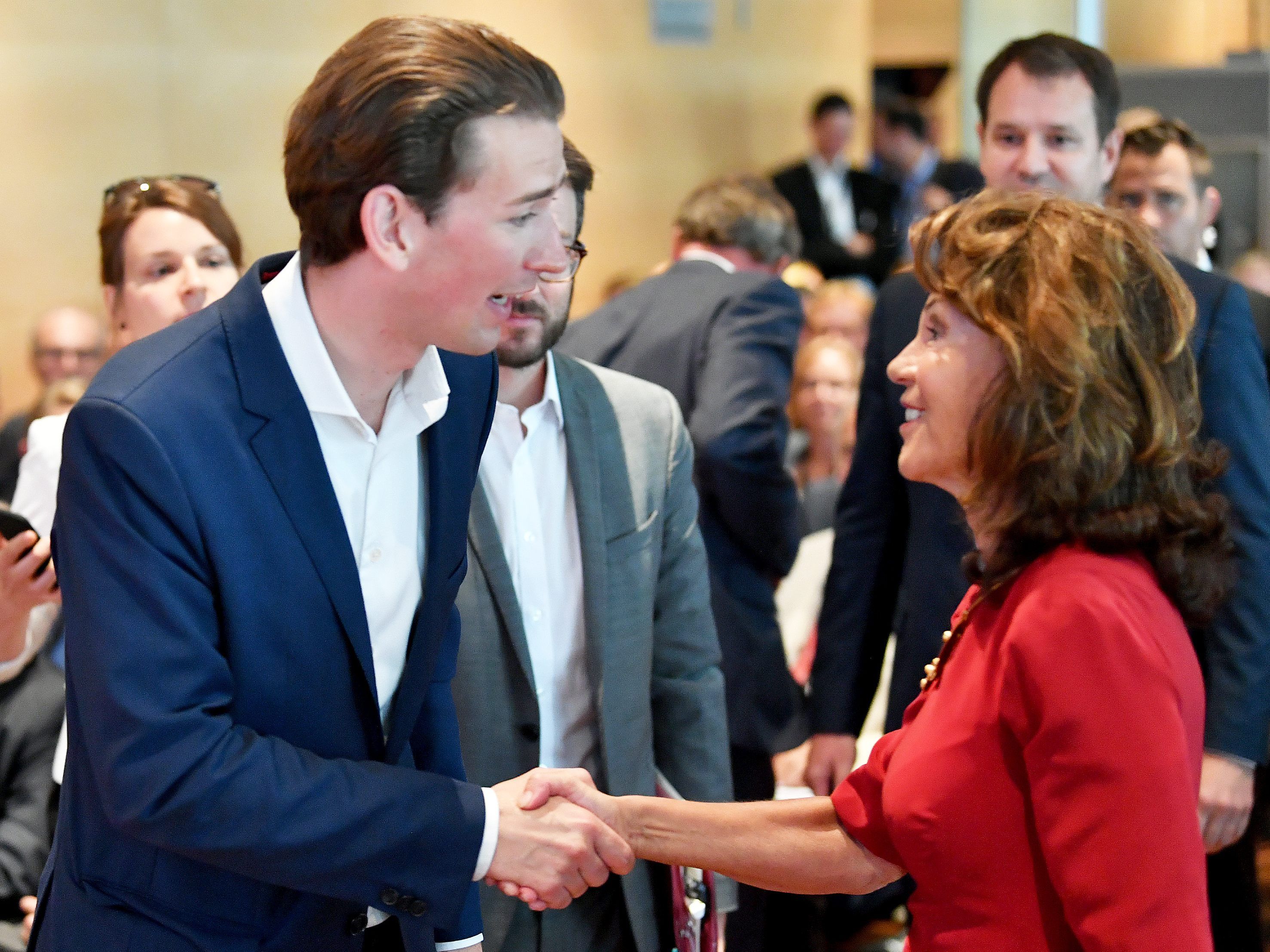 Bierlein übergibt das Amt des Bundeskanzlers an Sebastian Kurz.