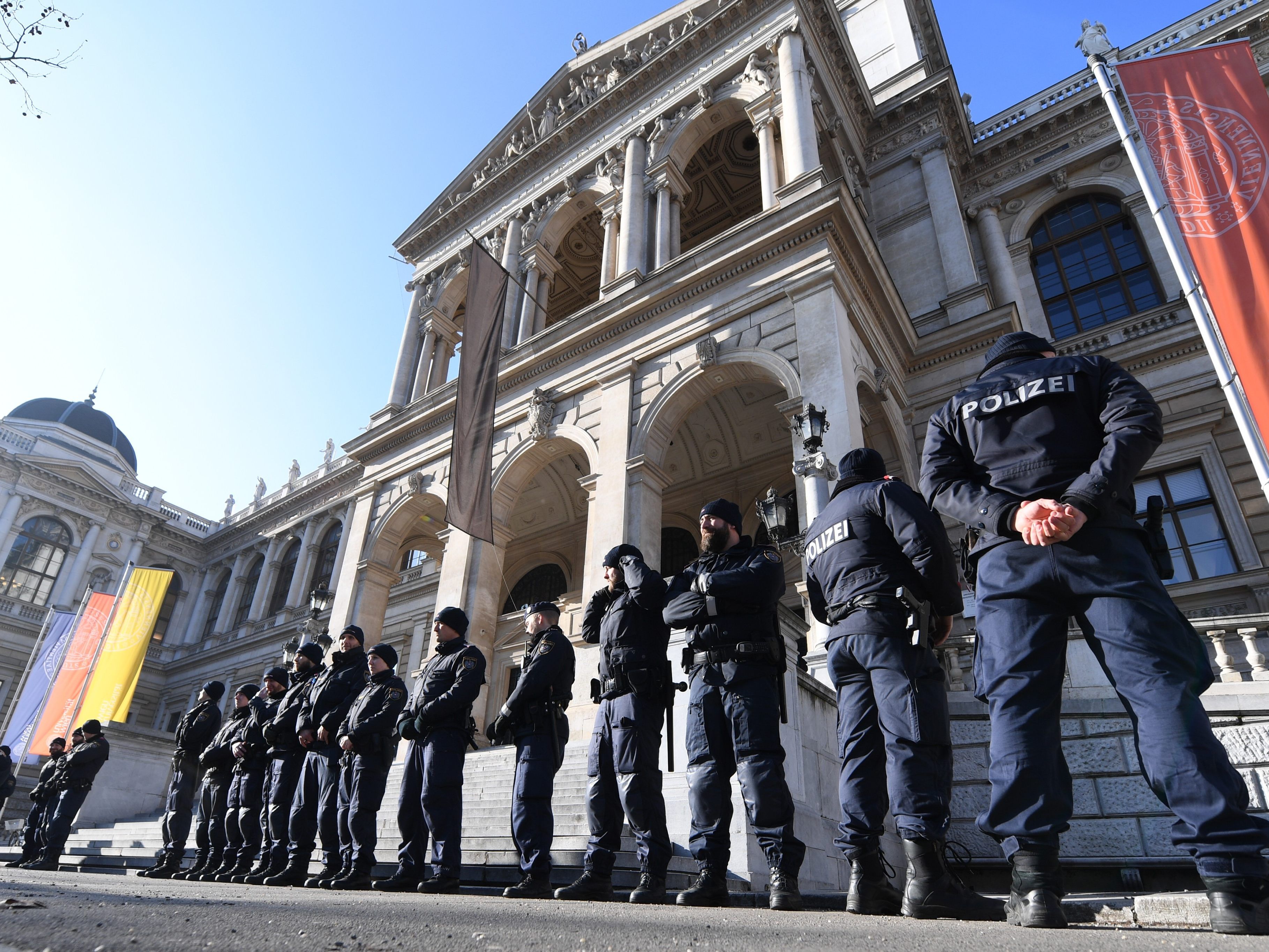 Großaufgebot der Wiener Polizei bei "Couleurbummel" vor der Uni Wien.