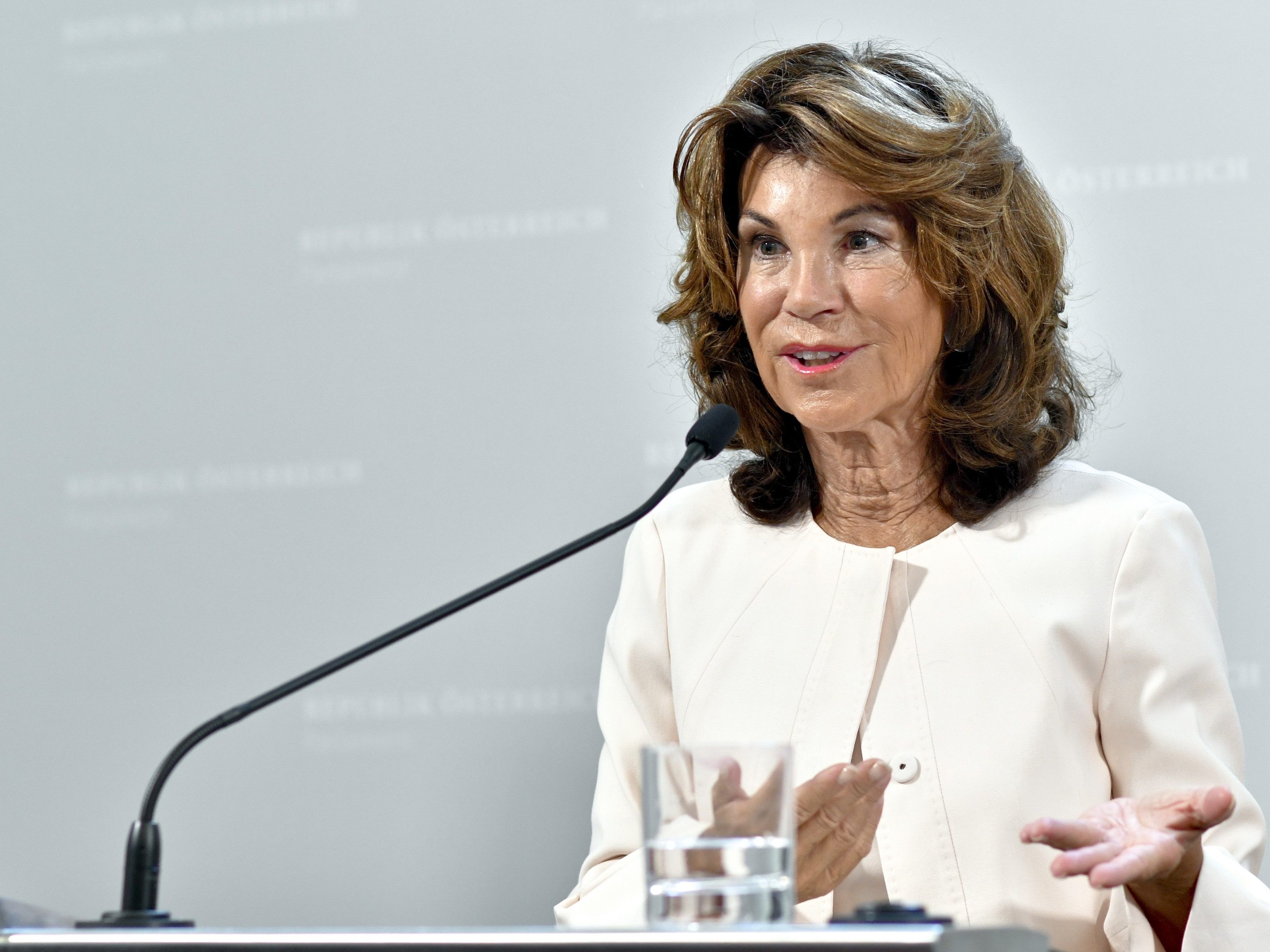 Bundeskanzlerin Brigitte Bierlein verabschiedete sich von den Österreichern. Bundeskanzlerin Brigitte Bierlein verabschiedete sich von den Österreichern.
