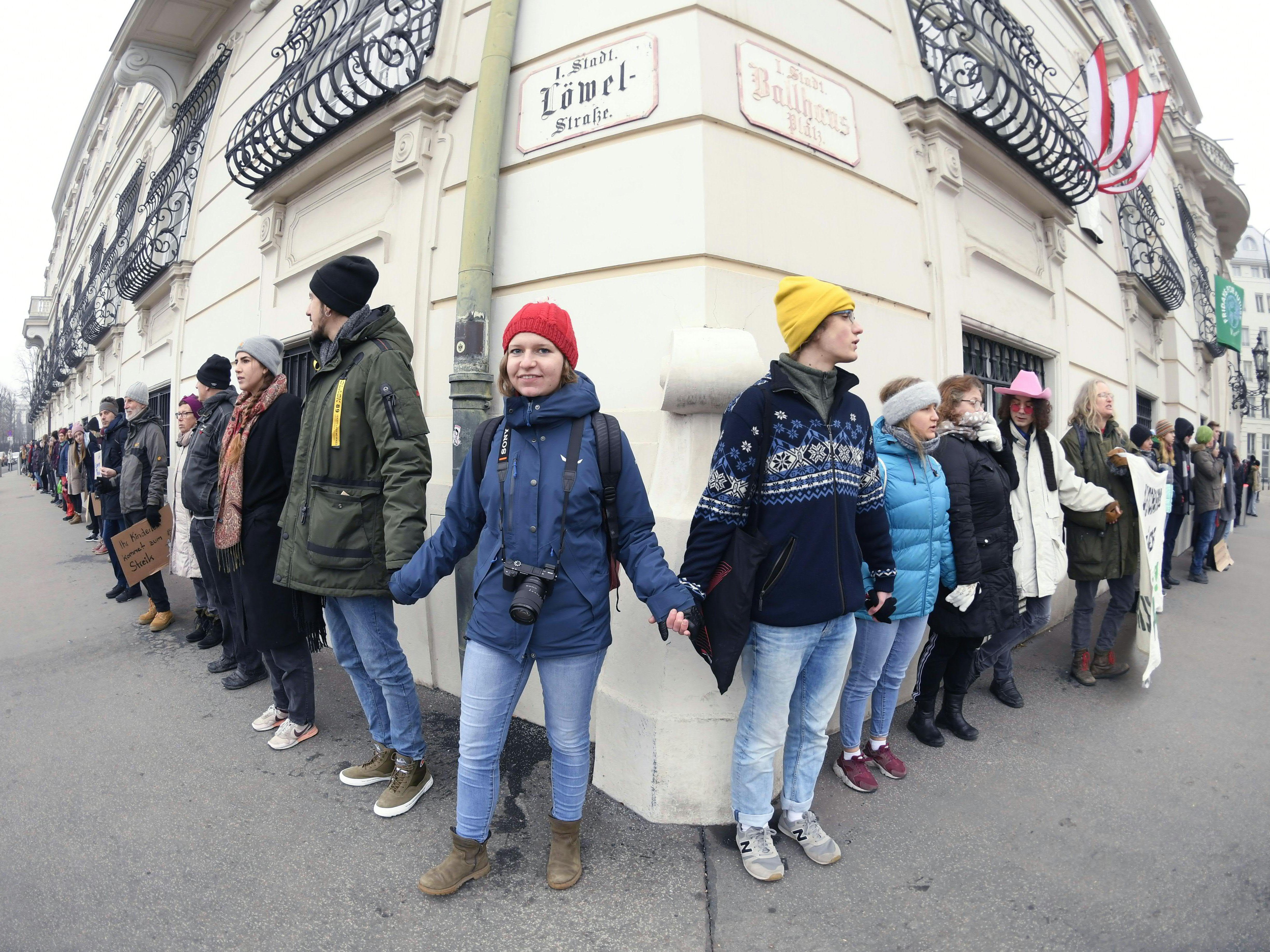 Rund 100 Personen protestierten für eine raschere Ökologisierung des Steuersystems. Rund 100 Personen protestierten für eine raschere Ökologisierung des Steuersystems.
