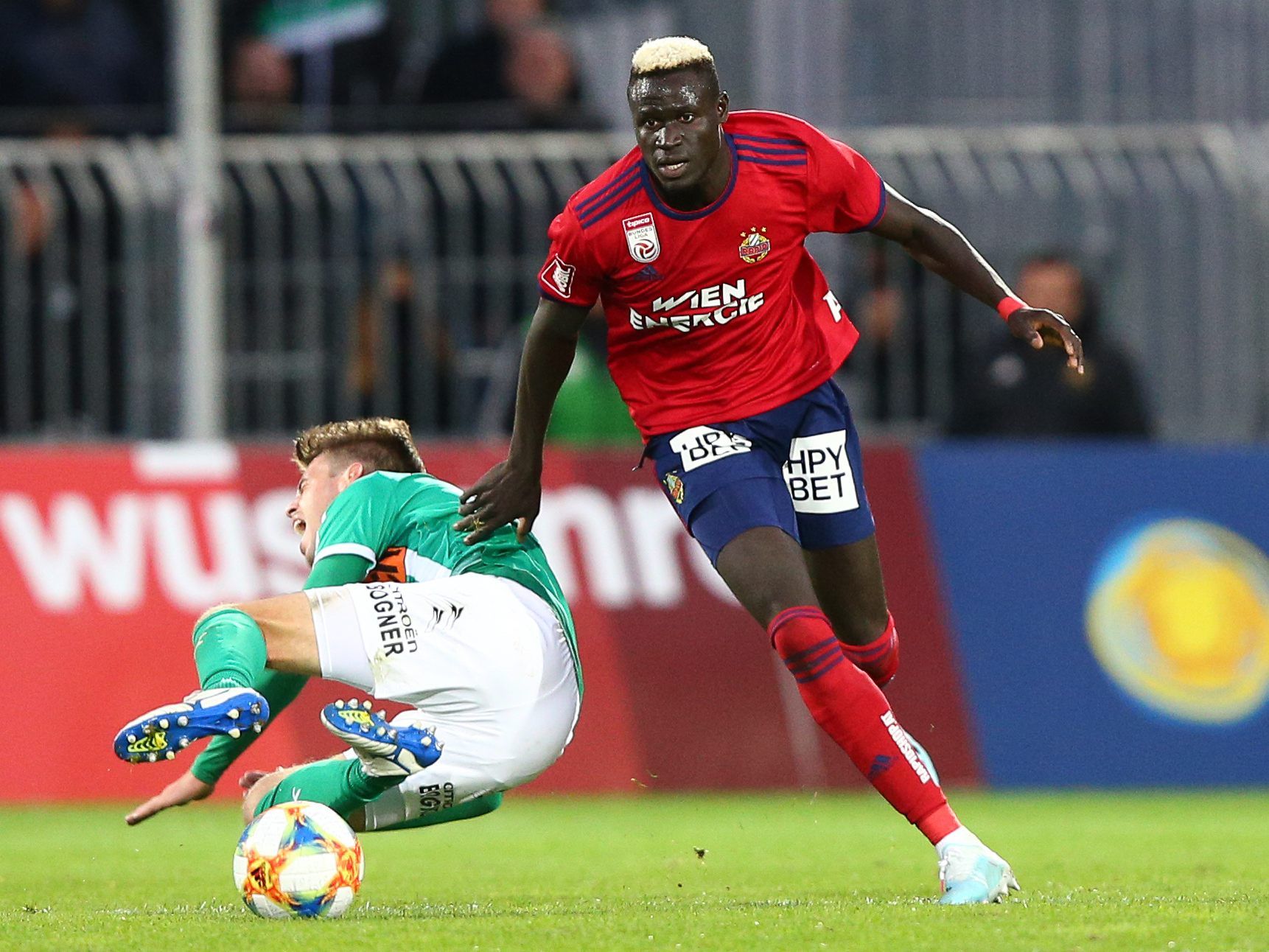 Aliou Badji entschuldigte sich nach dem "Trikot-Gate" bei den Rapid Wien-Fans. Aliou Badji entschuldigte sich nach dem "Trikot-Gate" bei den Rapid Wien-Fans.