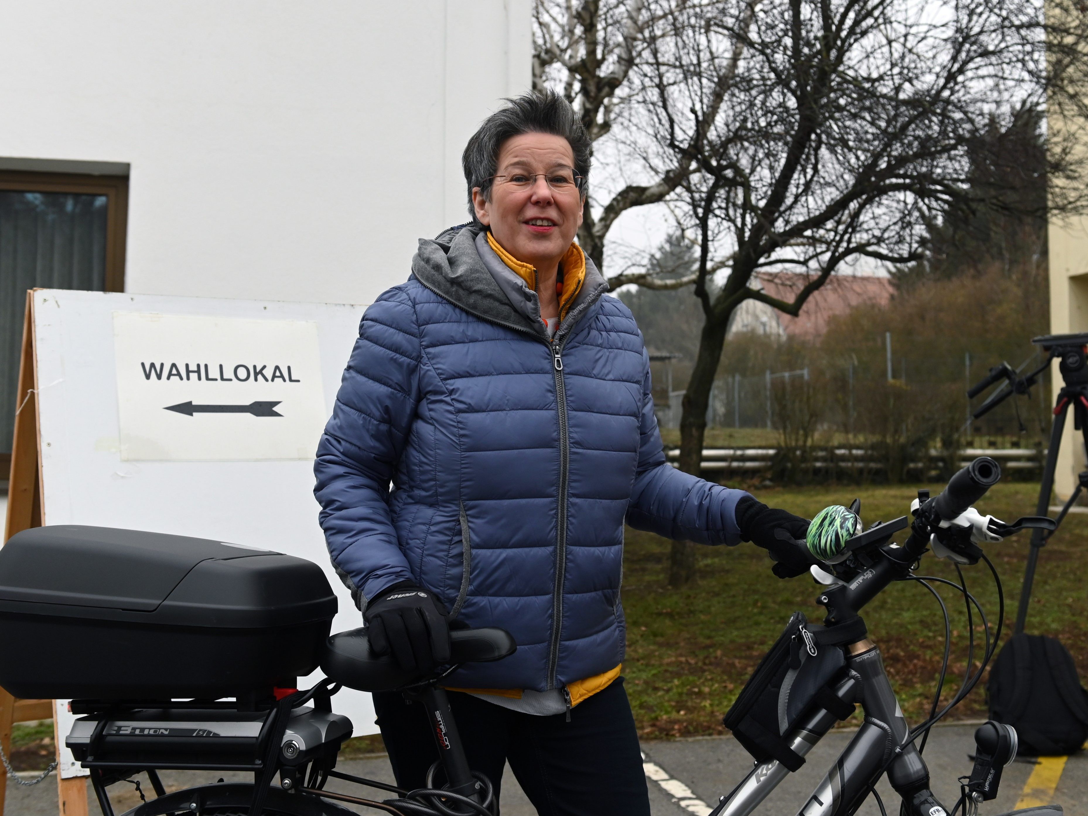 Die Spitzenkandidatin der Grünen Regina Petrik kam mit dem Rad zur Stimmabgabe für die Landtagswahl im Burgenland. Die Spitzenkandidatin der Grünen Regina Petrik kam mit dem Rad zur Stimmabgabe für die Landtagswahl im Burgenland.
