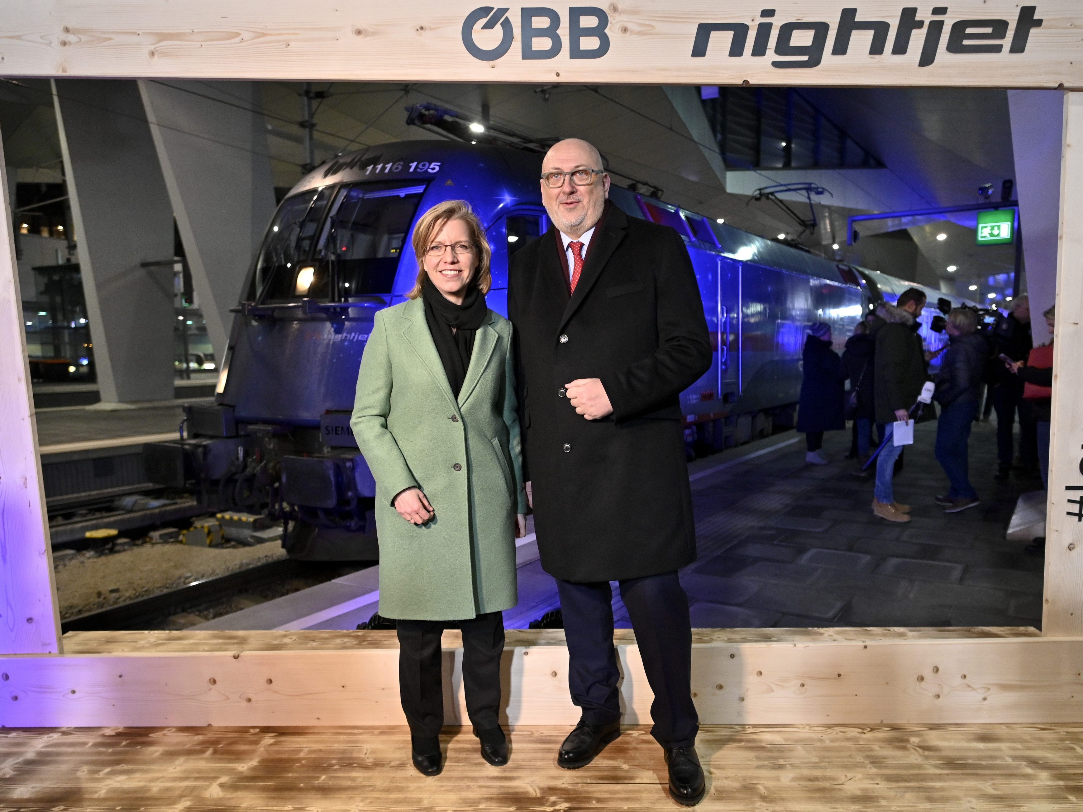 Mit an Bord des ersten ÖBB-Nachtzugs von Wien nach Brüssel sind auch ÖBB-CEO Andreas Matthä und Verkehrsministerin Leonore Gewessler (Grüne). Mit an Bord des ersten ÖBB-Nachtzugs von Wien nach Brüssel sind auch ÖBB-CEO Andreas Matthä und Verkehrsministerin Leonore Gewessler (Grüne).