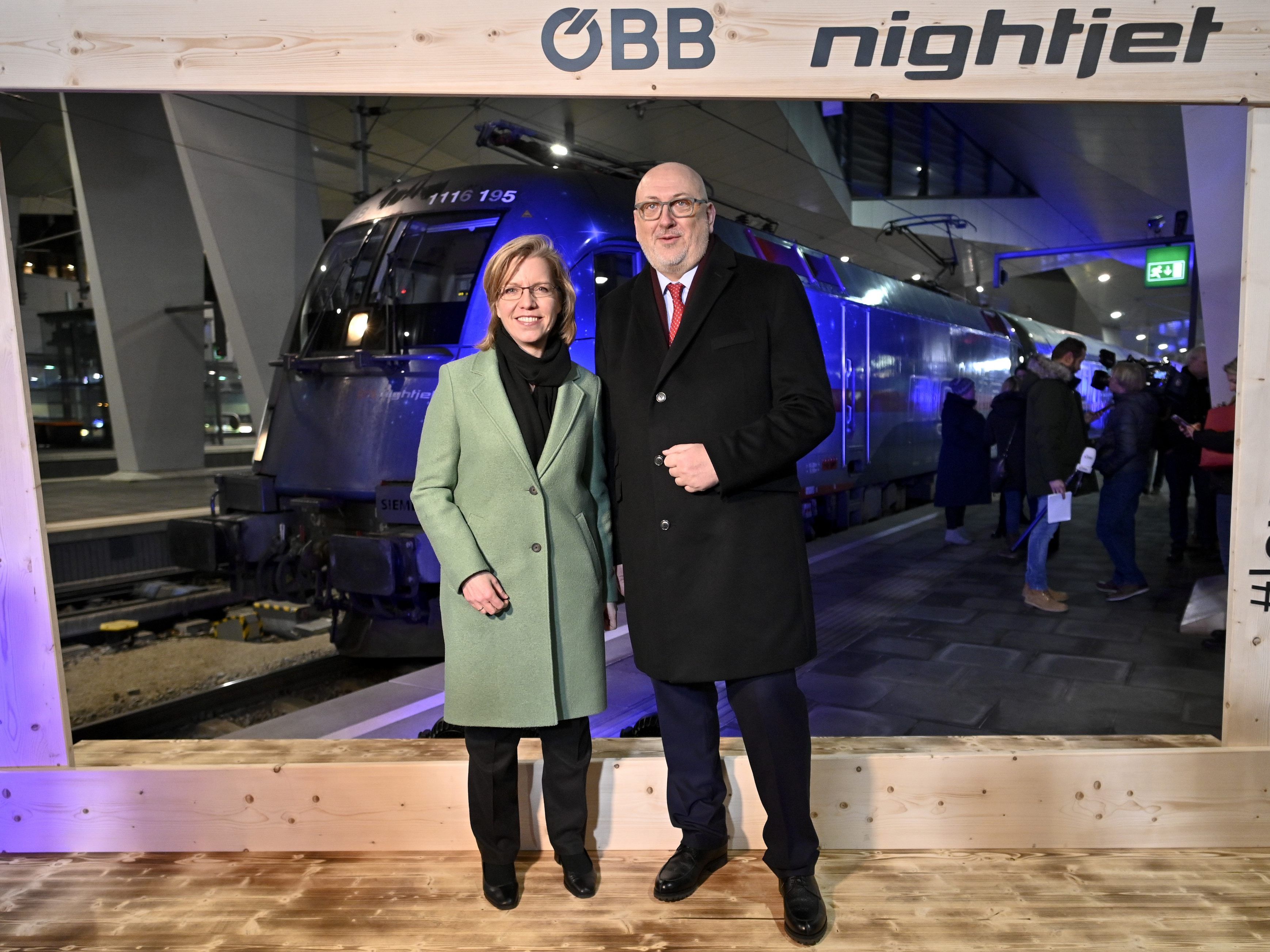 Mit an Bord des ersten ÖBB-Nachtzugs von Wien nach Brüssel sind auch ÖBB-CEO Andreas Matthä und Verkehrsministerin Leonore Gewessler (Grüne).