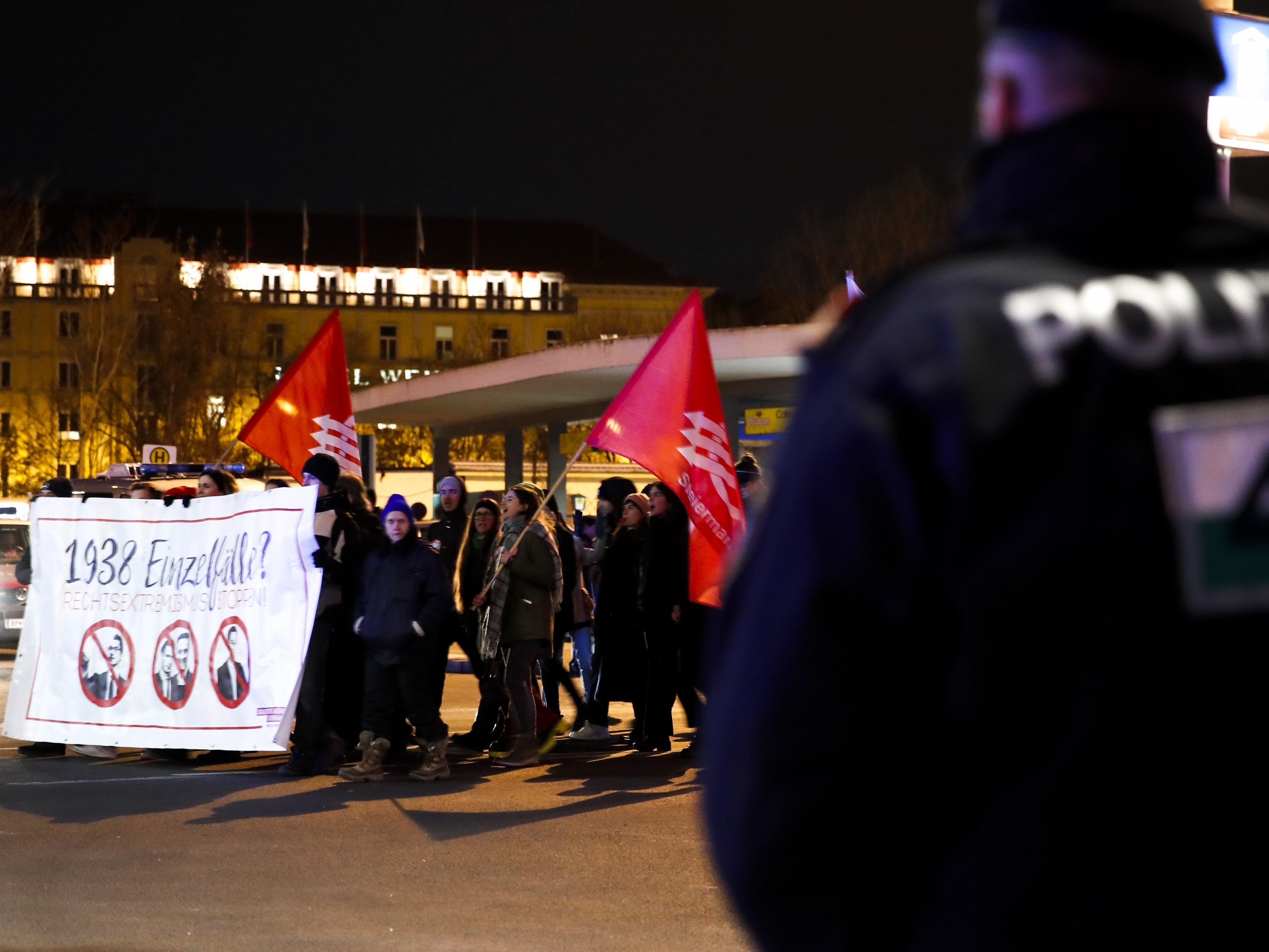 Die WK Wien richtet im Zuge der Akademikerball-Demo in Wien eine Hotline für Betriebe ein. Die WK Wien richtet im Zuge der Akademikerball-Demo in Wien eine Hotline für Betriebe ein.