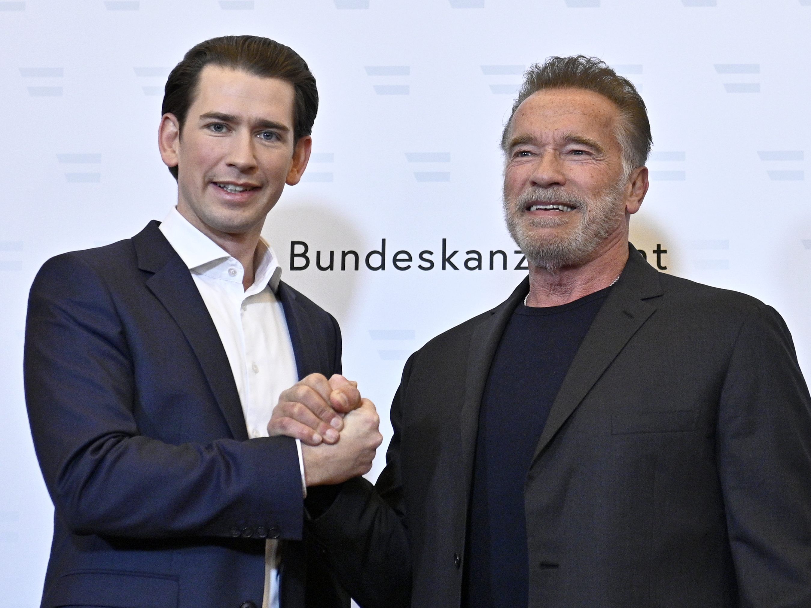 Arnie gratuliert unserer neuen Regierung Arnie gratuliert unserer neuen Regierung
