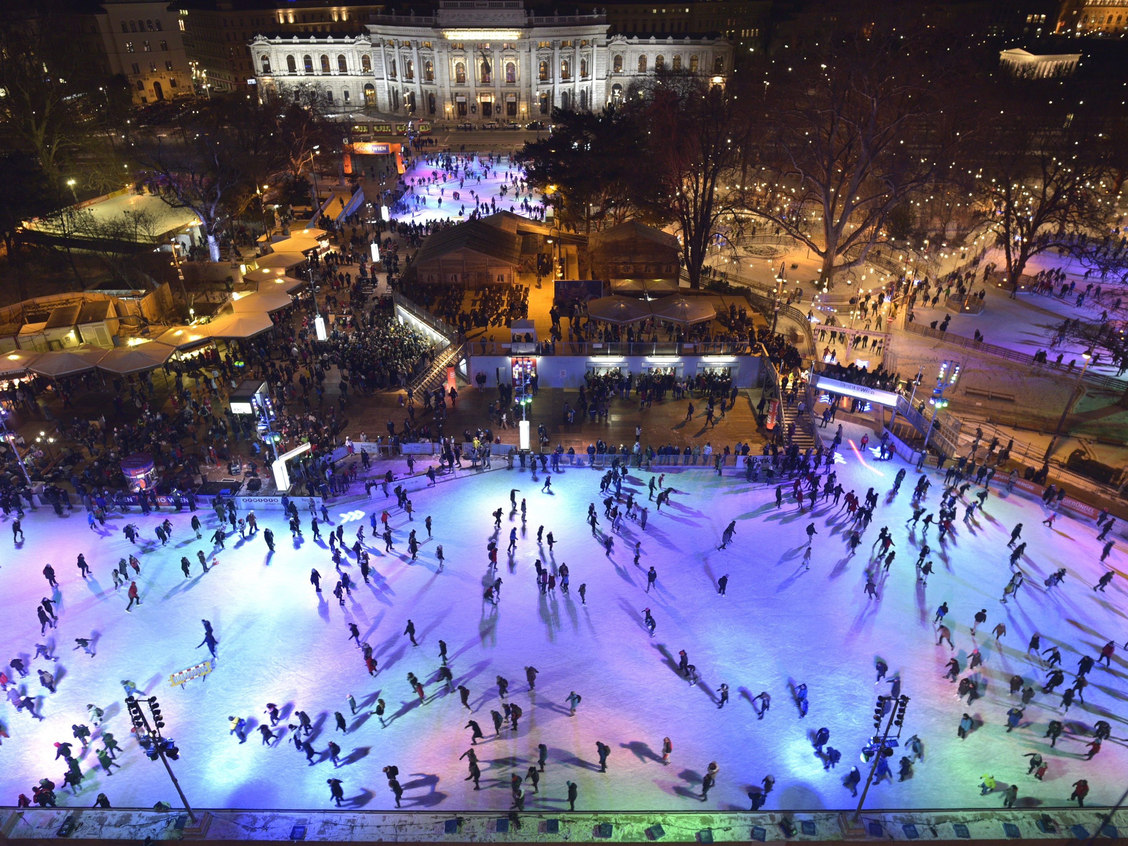 Auch 2020 bietet der Wiener Eistraum am Rathausplatz Eislauf-Vergnügen auf zwei Ebenen. Auch 2020 bietet der Wiener Eistraum am Rathausplatz Eislauf-Vergnügen auf zwei Ebenen.