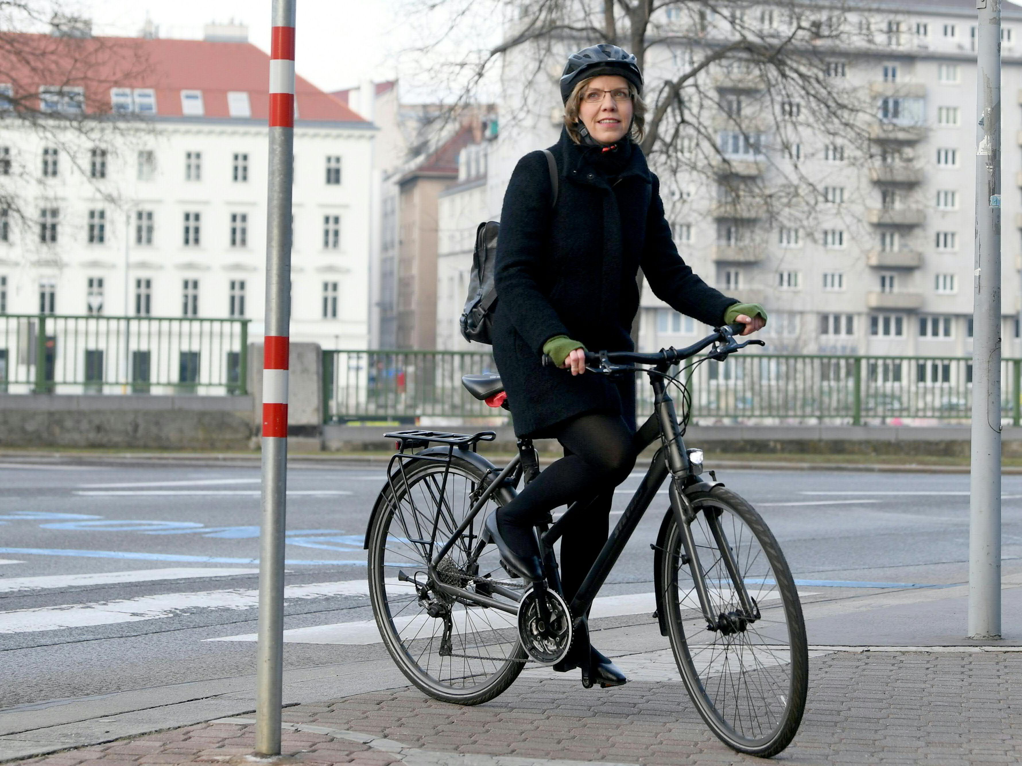 Verkehrsministerin Leonore Gewessler erschien mit dem Fahrrad im MInisterium.