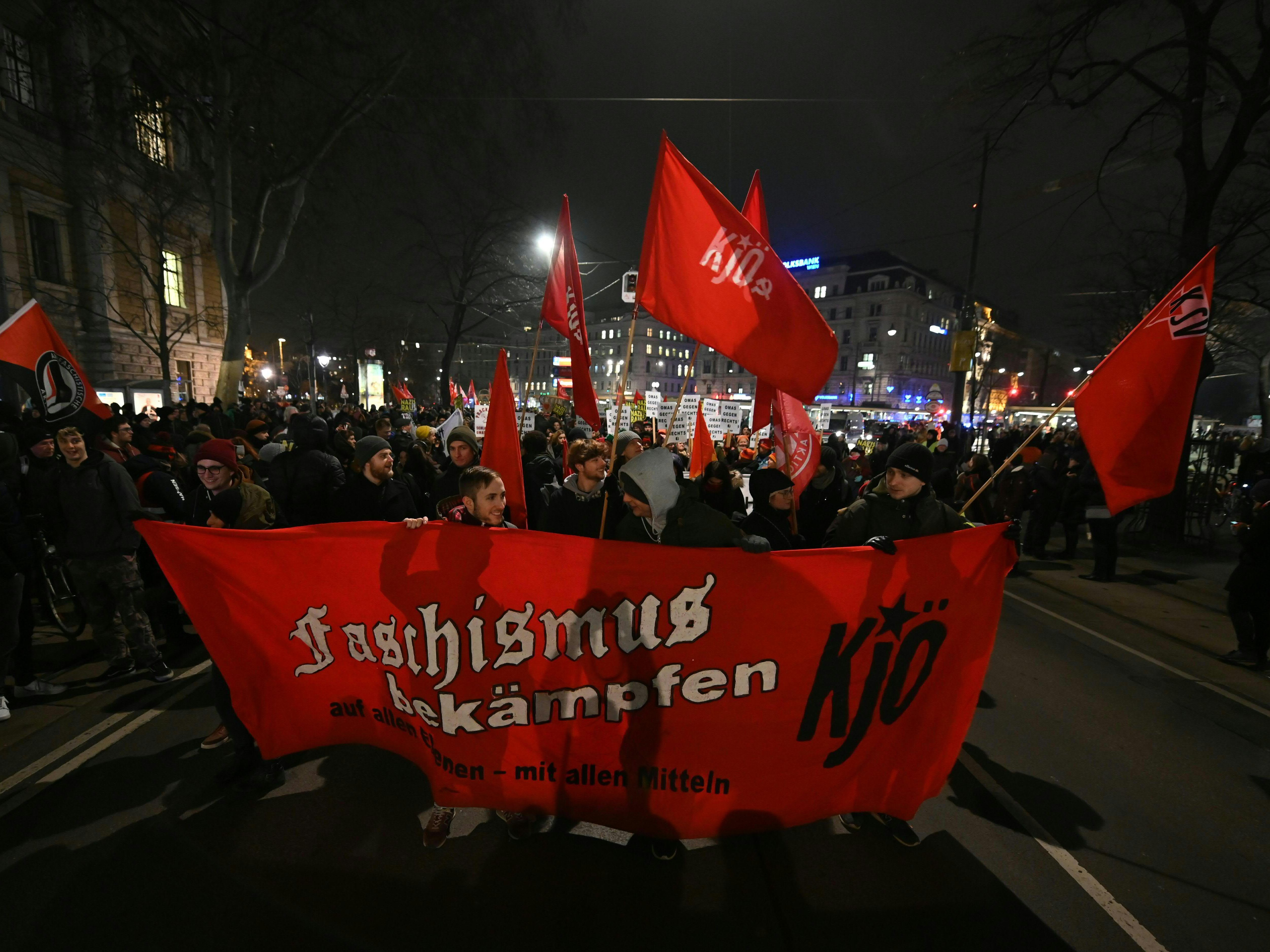 Laut Polizei zogen 800 Demonstranten gegen den Wiener Akademikerball durch Wien.