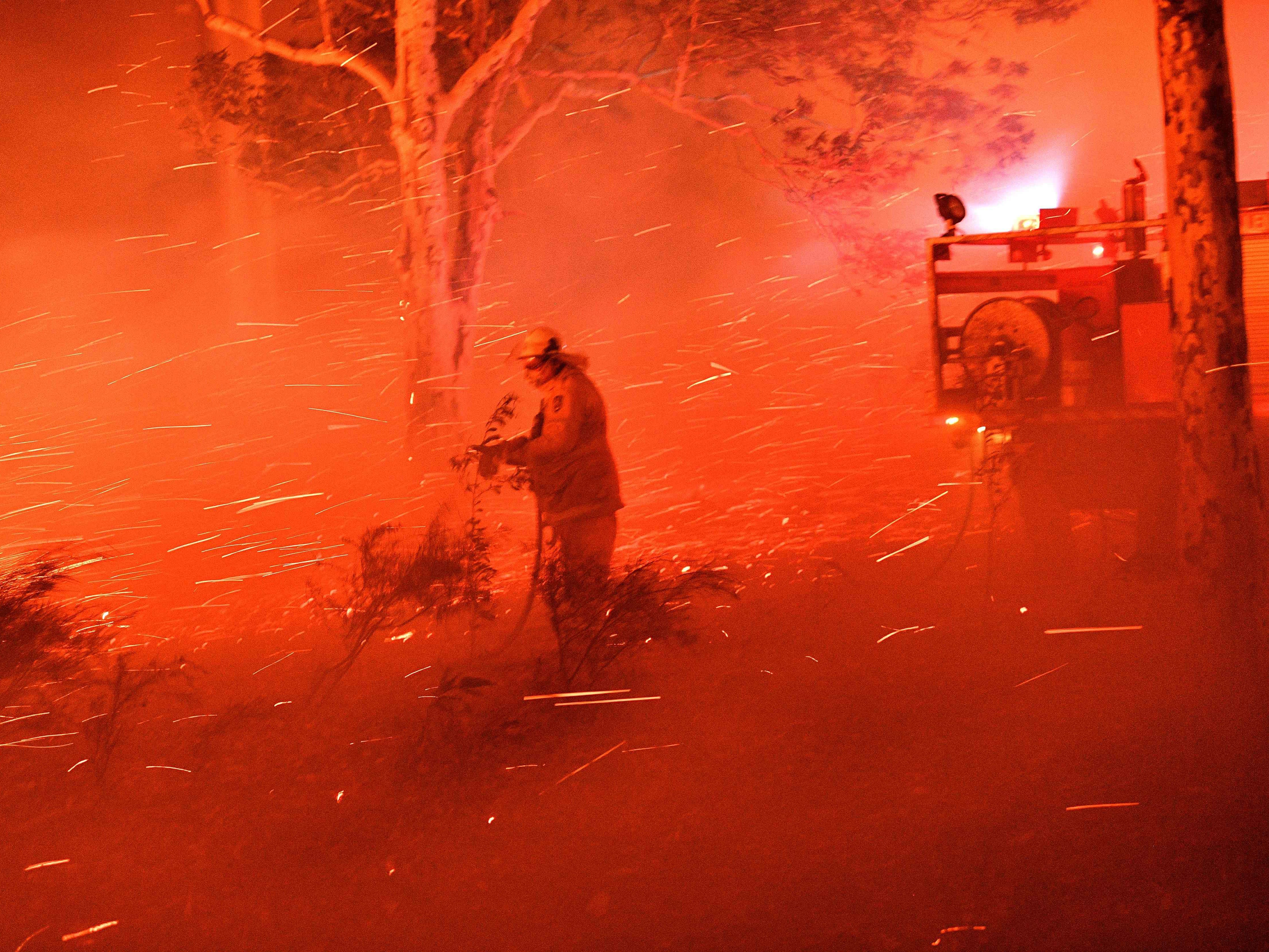 Die australischen Feuerwehrleute haben eine Fahrt durch das Flammenmeer gefilmt.