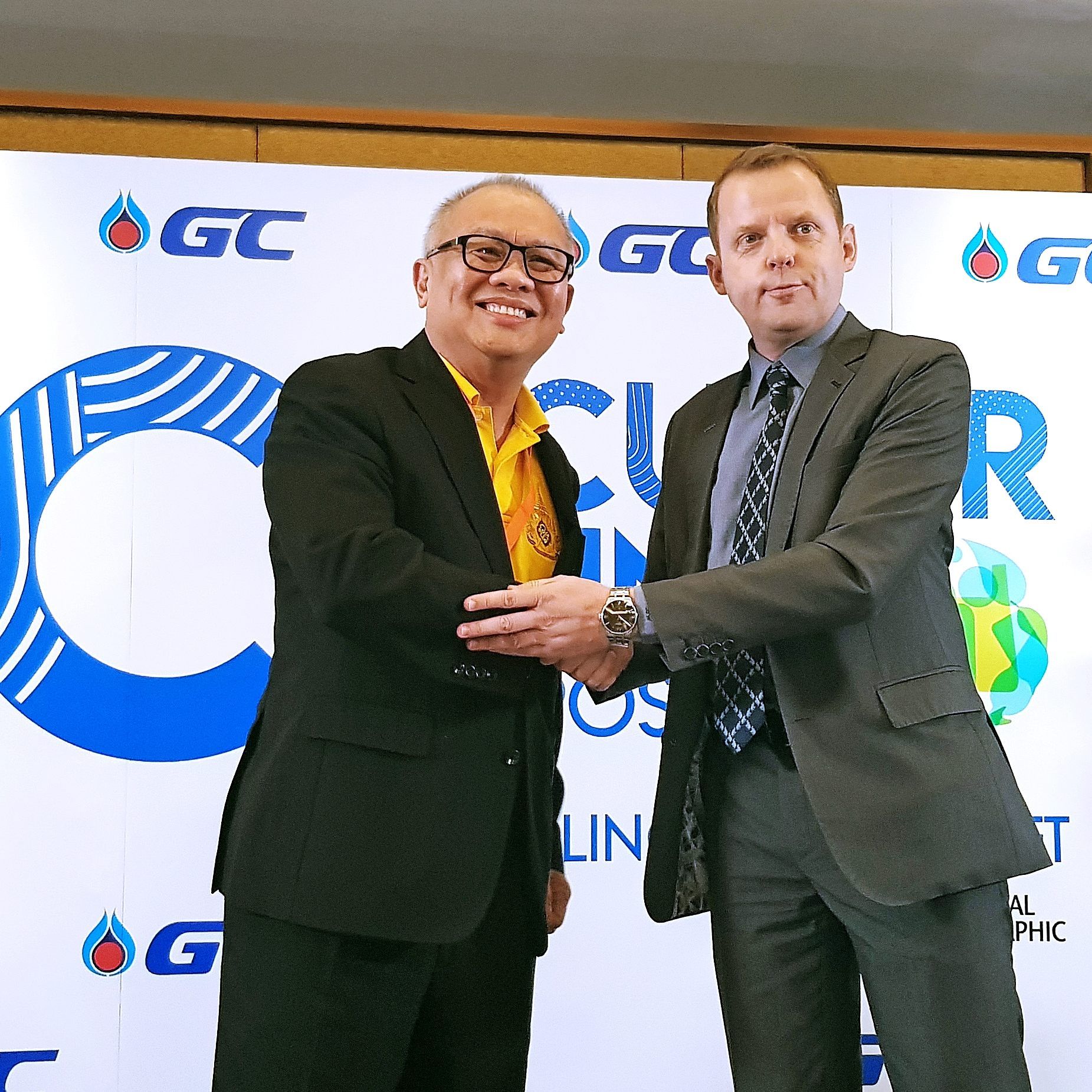 ALPLA Regional Manager Bernd Wachter und Supattanapong Punmeechaow, Präsident und CEO von GC