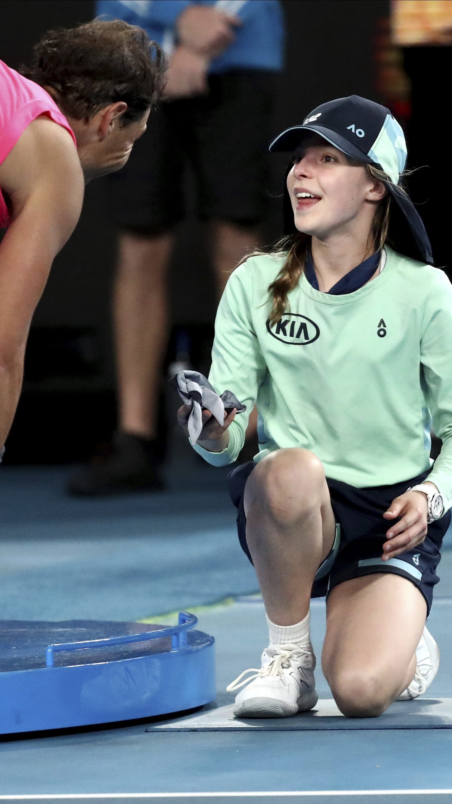 Rafael Nadal hat sich bei dem getroffenen Ballmädchen entschuldigt.