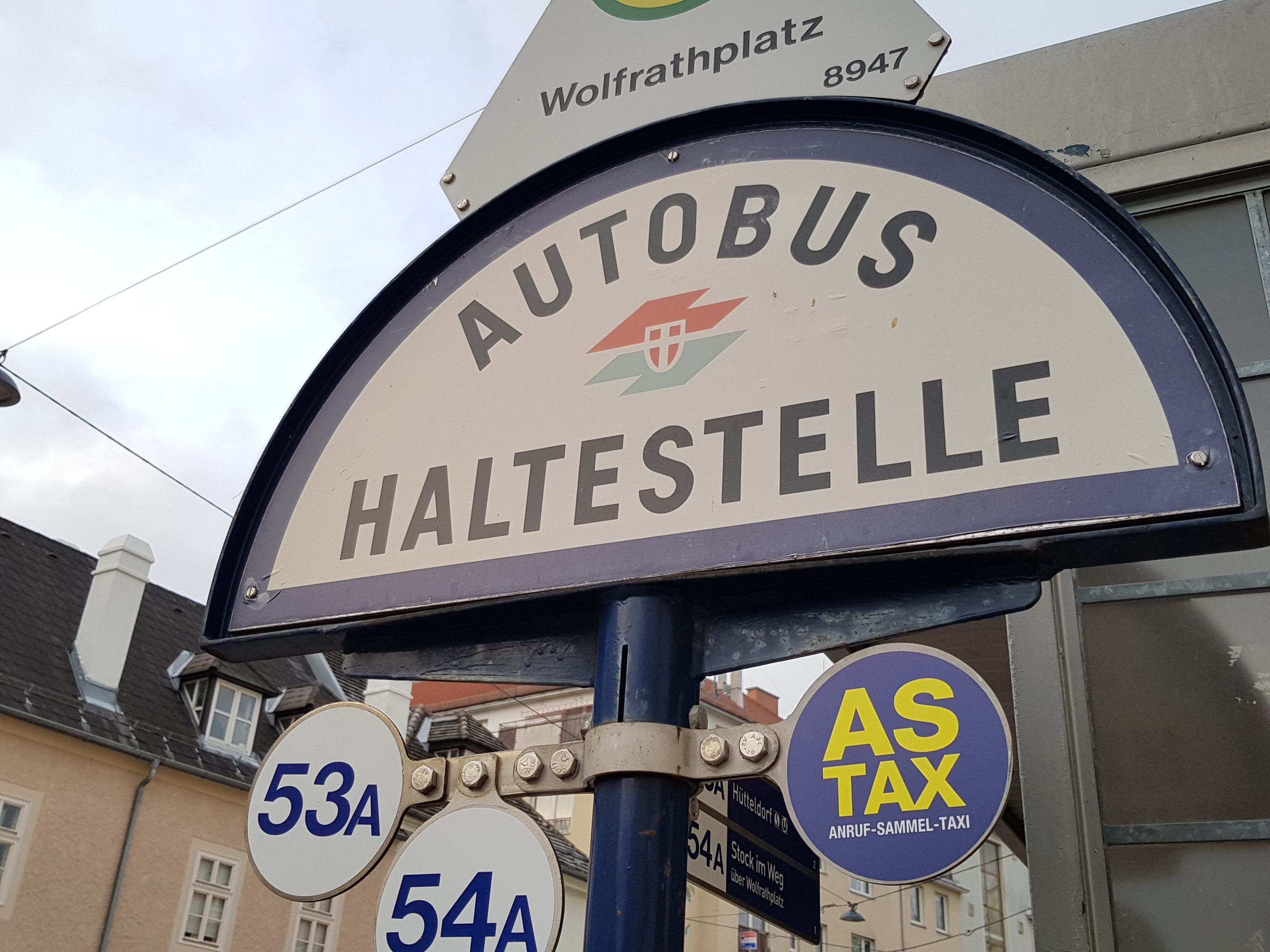 Ab sofort hält am Wolfrathplatz in Wien-Hietzing das Anruf-Sammeltaxi.