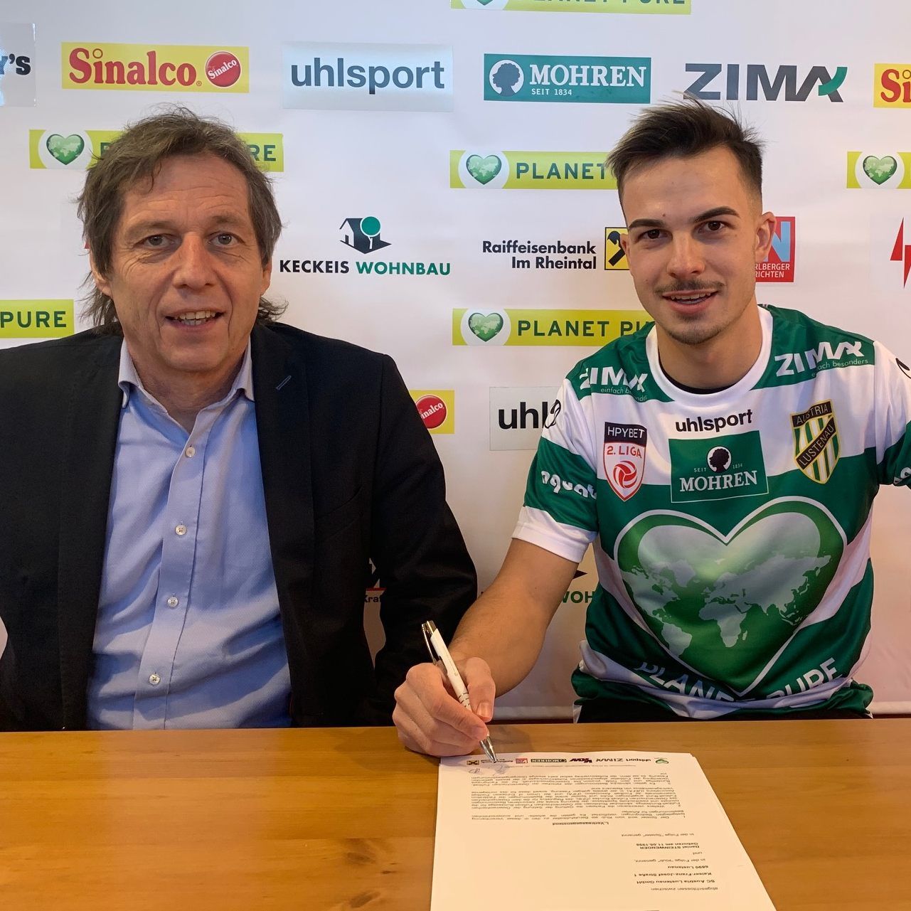 Der Neue bei der Vertragsunterzeichnung