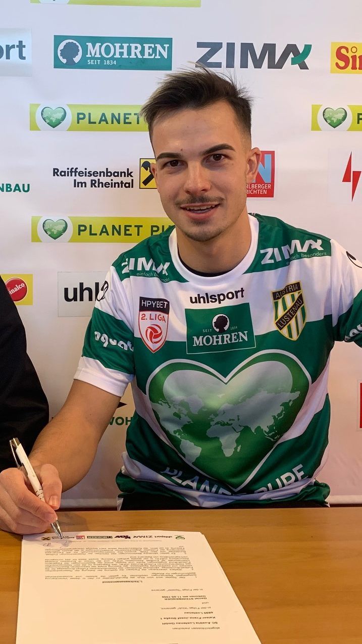 Der Neue bei der Vertragsunterzeichnung