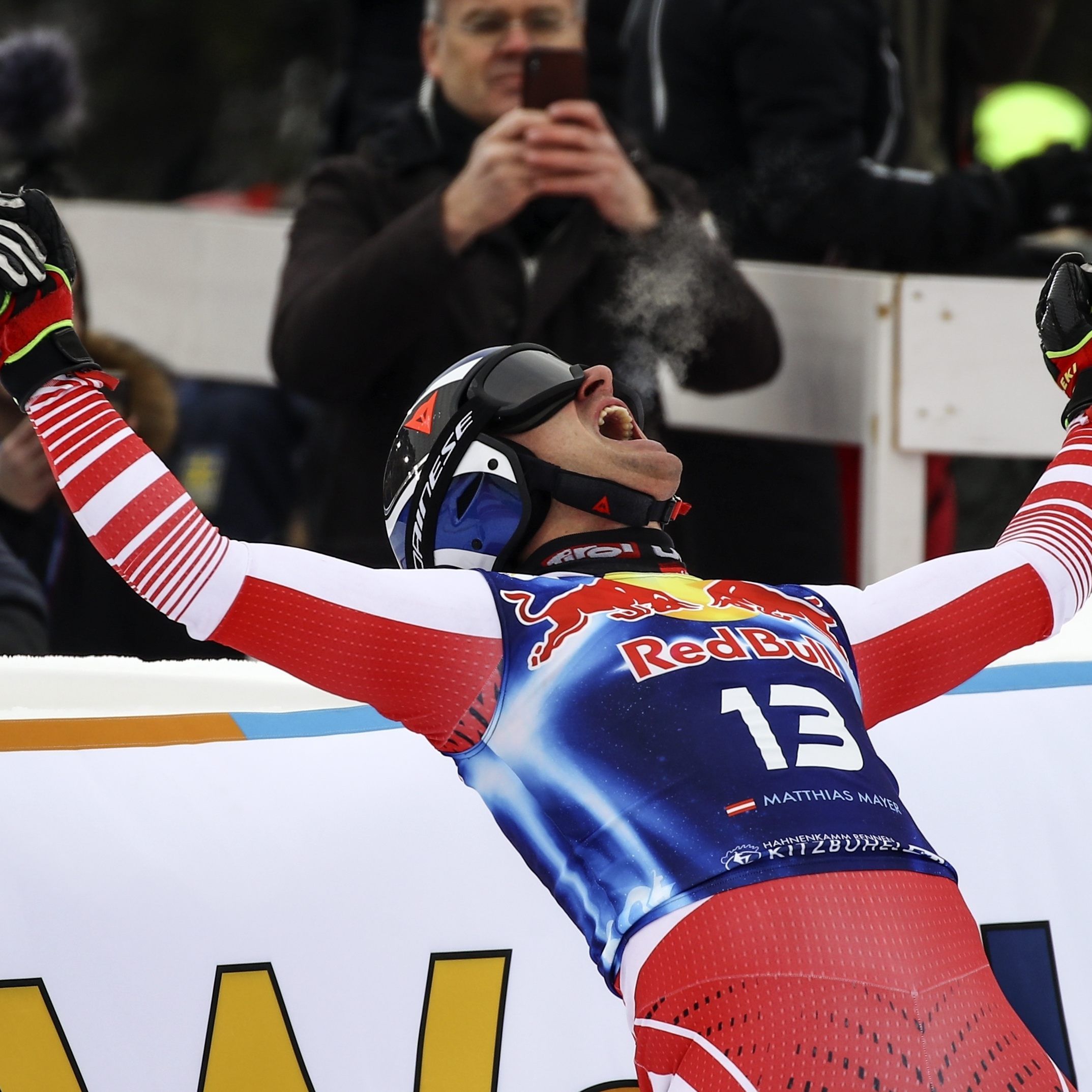 Matthias Mayer freut sich über seinen Sieg in Kitzbühel.