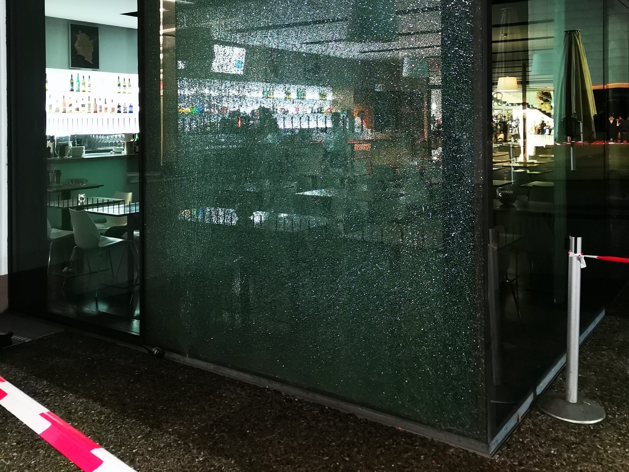 Die beschädigte Glasfassade des Bregenzer Festspielhauses Die beschädigte Glasfassade des Bregenzer Festspielhauses