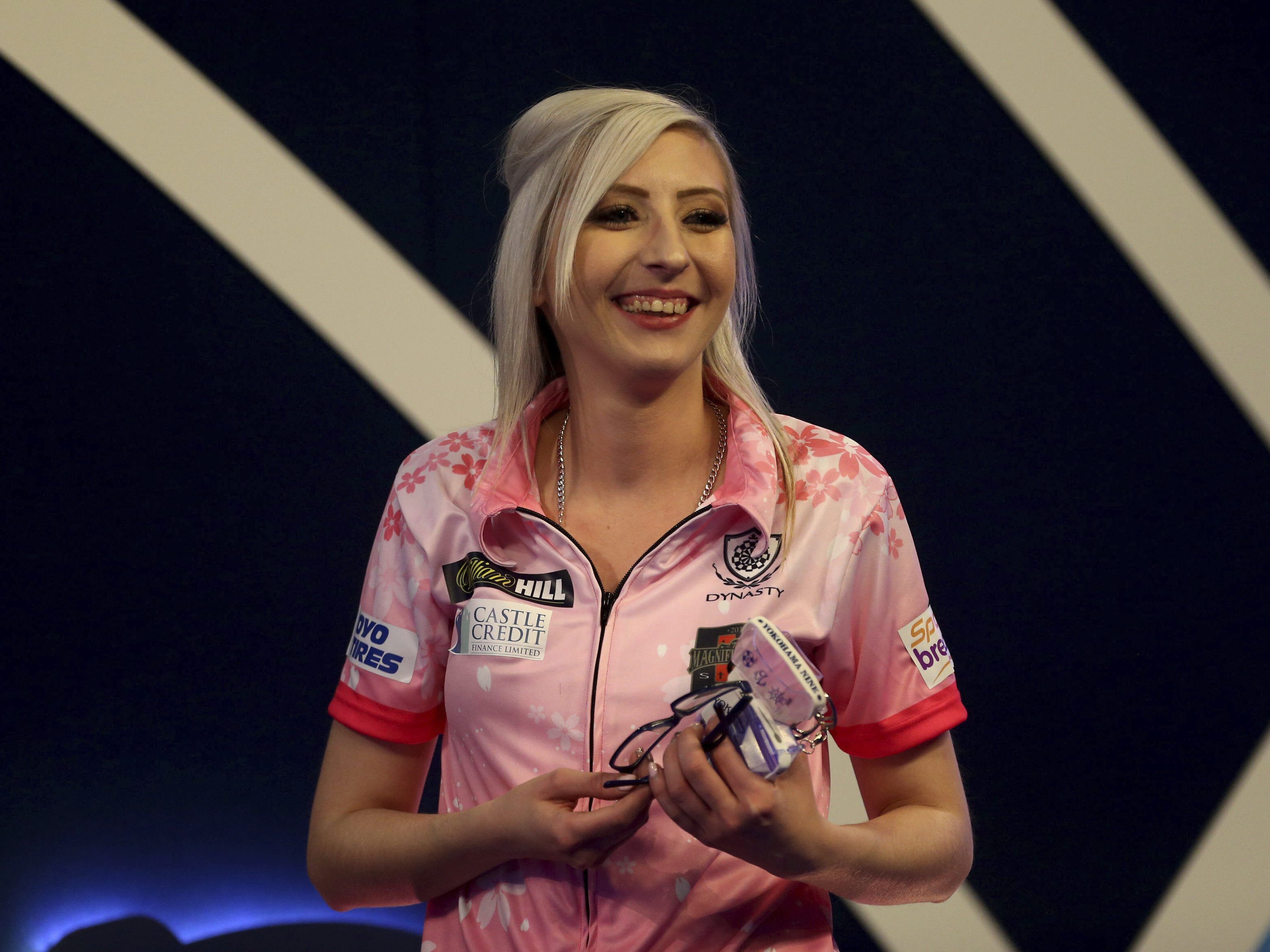 Fallon Sherrock kommt zur Vienna Darts Gala.