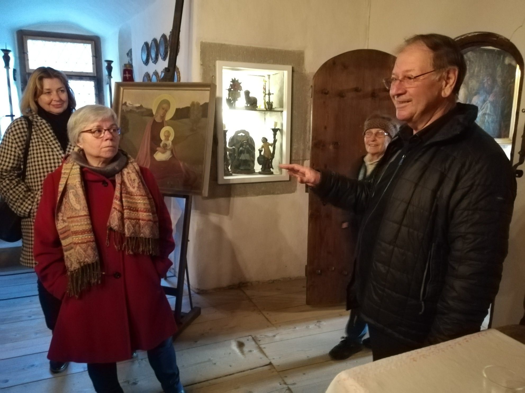 Mag. Albert Ruetz erläutert in der Burgkapelle eine Gemälde der Feldkircher Malerin Gusti Meyer.