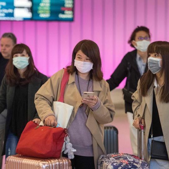 Reisende tragen das Virus in die Welt