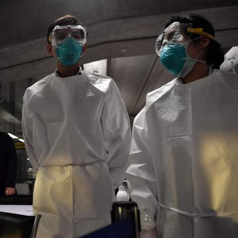 Airport Health Officers bei der Arbeit, um die Ausbreitung des Virus zu verhindern