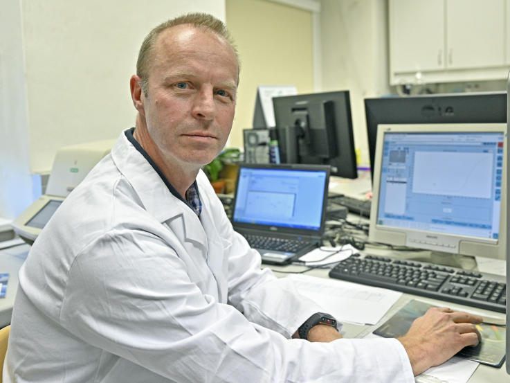 Virologe Stephan Aberle bei der Laboruntersuchung zur Abklärung des Coronavirus
