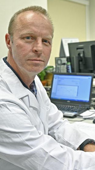 Virologe Stephan Aberle bei der Laboruntersuchung zur Abklärung des Coronavirus
