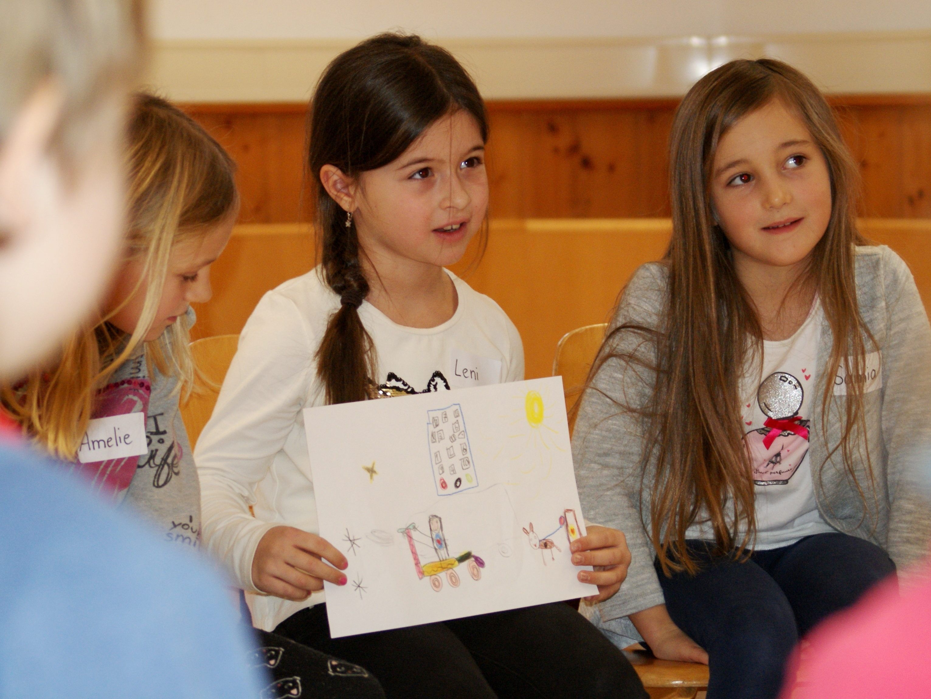 Engagiert & Kreativ: Bucher Volksschulkinder rüsten sich eifrig auf einen besonderen kunstvollen Akt. Engagiert & Kreativ: Bucher Volksschulkinder rüsten sich eifrig auf einen besonderen kunstvollen Akt.