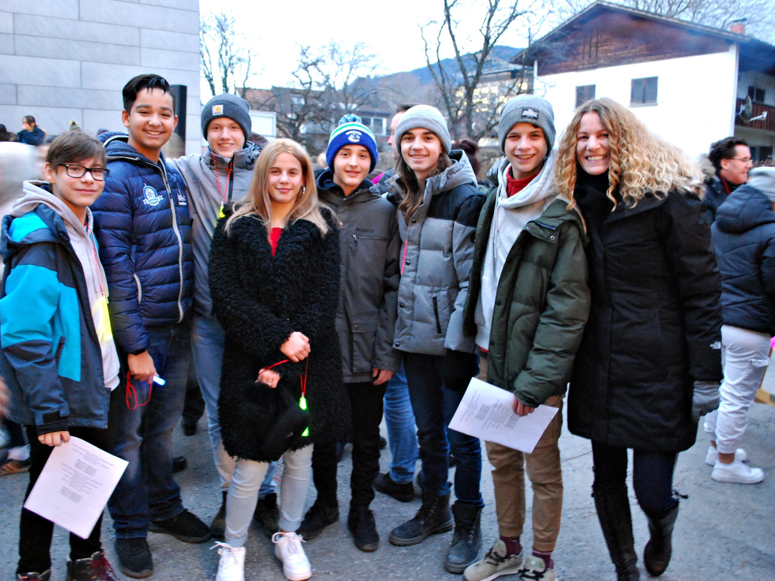 Schüler und die Direktorin (re) freuten sich auf den Start des Winterzaubers.