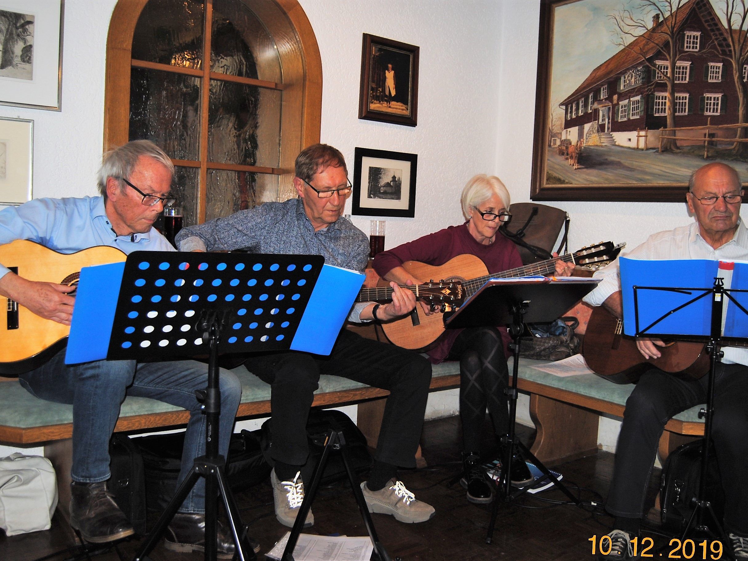 Die Gitarrengruppe Farbklang versetzte die Seniorenin Adventstimmung Die Gitarrengruppe Farbklang versetzte die Seniorenin Adventstimmung