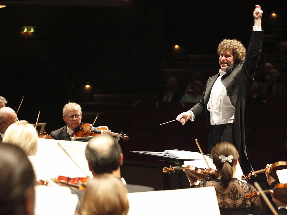 Heiko Mathias Förster dirigierte Beethoven mit eigenem Orchester