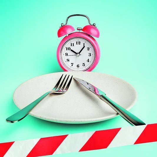 Beim Intervallfasten bleibt der Teller eine bestimmte Zeit leer; erst dann kann wieder zugelangt werden.