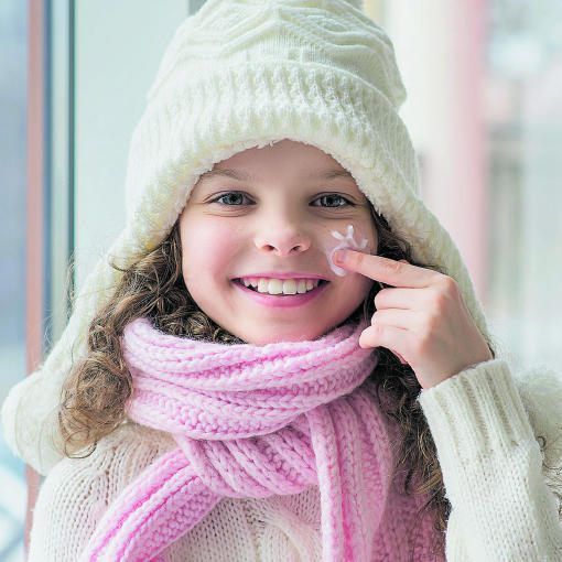 Die entsprechende Pflege versorgt gerade die Kinderhaut in den kälteren, trockenen Monaten mit ausreichend Feuchtigkeit, der Fettanteil gibt den benötigten Schutz.