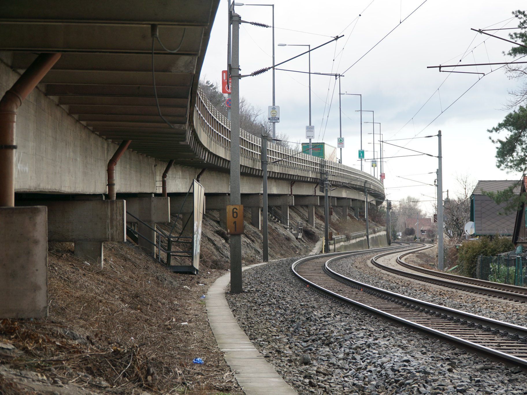 Die Heiligenstädter Hangbrücke wird komplett erneuert. Die Heiligenstädter Hangbrücke wird komplett erneuert.
