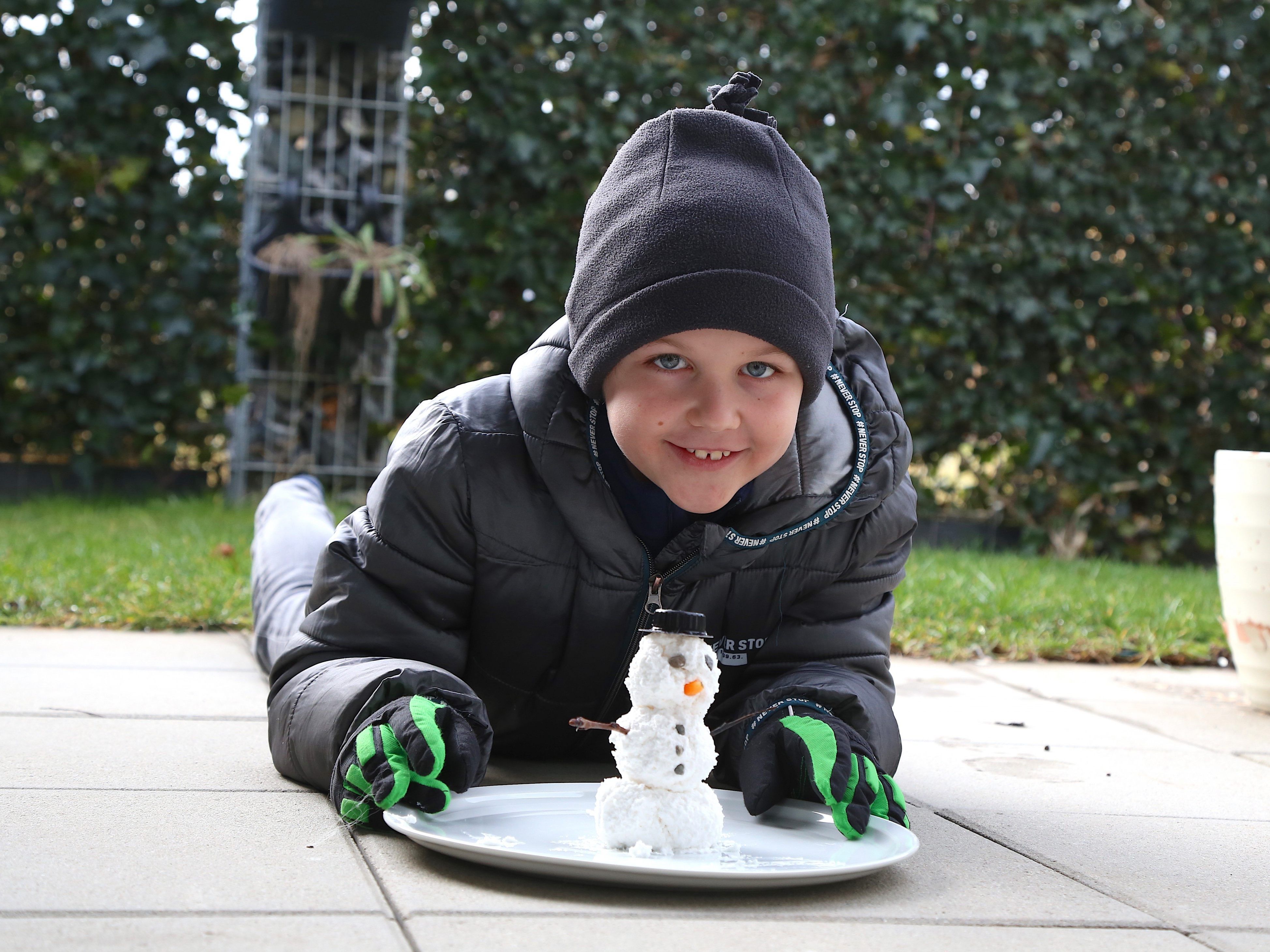 Draußen scheint die Sonne? Dieser Schneemann trotzt auch den warmen Wintertagen.