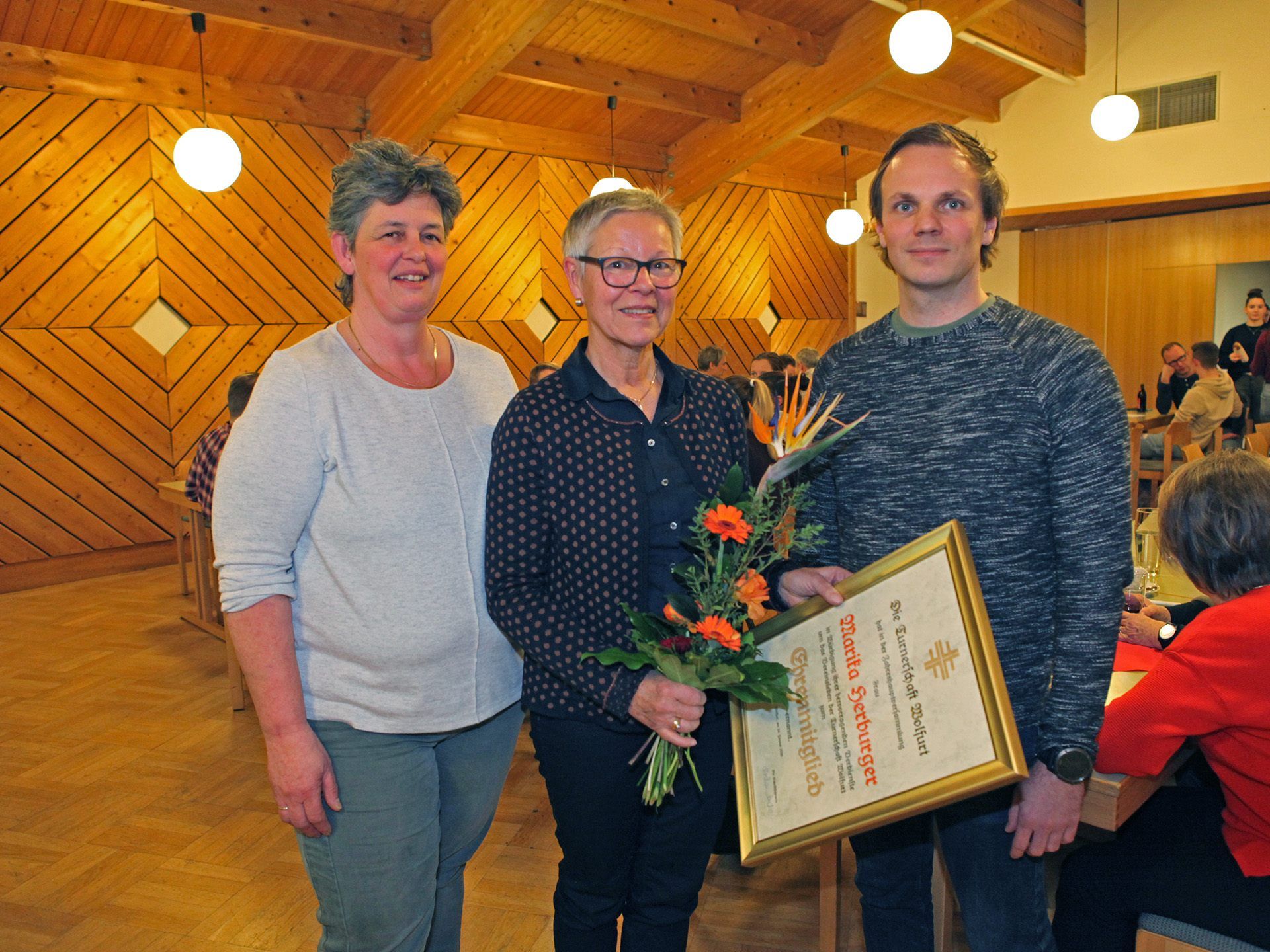 v. l. n. r.: Gemeinderätin Christine Stark, neues Ehrenmitglied Marika Herbruger und Obmann Johannes Rinke