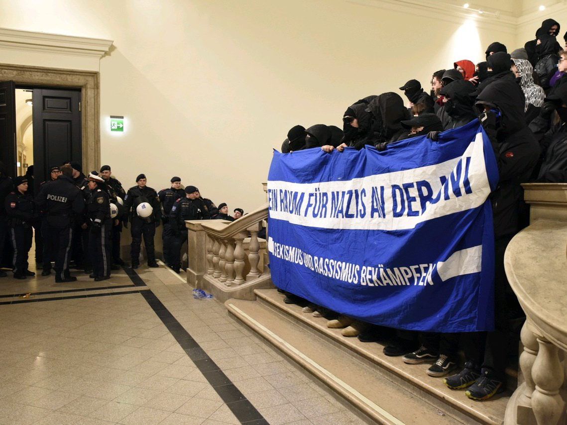Die "Antifaschistische Blockade" versperrte auf der Uni Wien den Weg zur Vorlesung von Lothar Höbelt. Die "Antifaschistische Blockade" versperrte auf der Uni Wien den Weg zur Vorlesung von Lothar Höbelt.