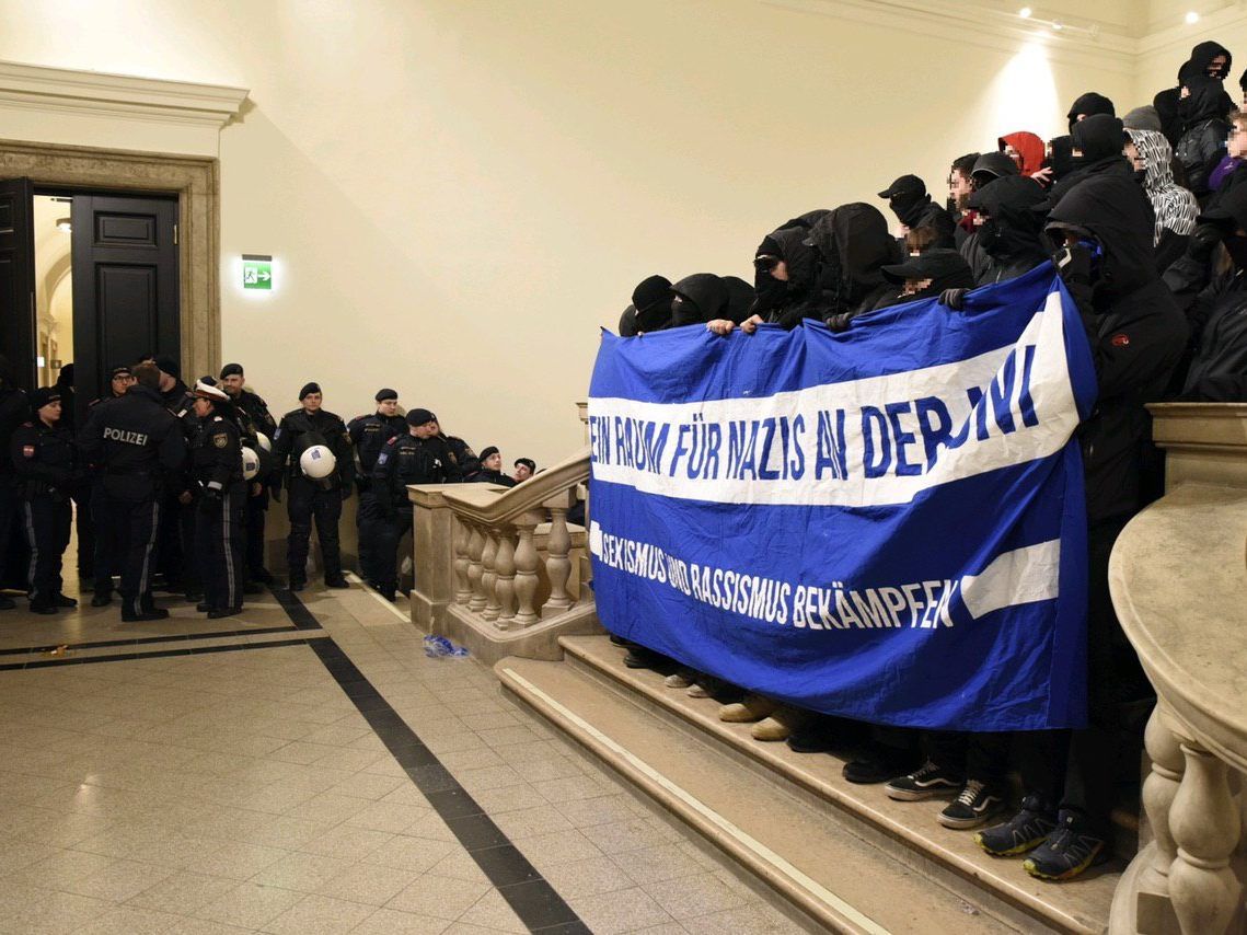 Die "Antifaschistische Blockade" versperrte auf der Uni Wien den Weg zur Vorlesung von Lothar Höbelt.