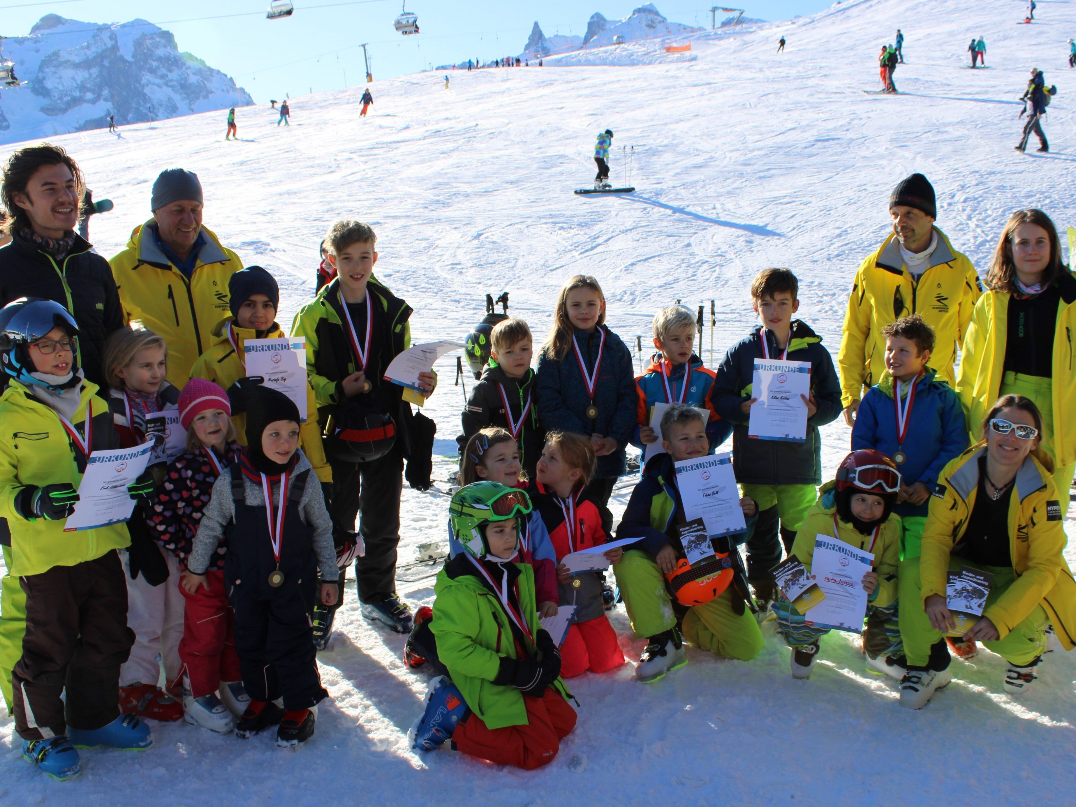 Schikürsler und Trainer freuen sich über den erfolgreichen Kinderschikurs am Golm Schikürsler und Trainer freuen sich über den erfolgreichen Kinderschikurs am Golm