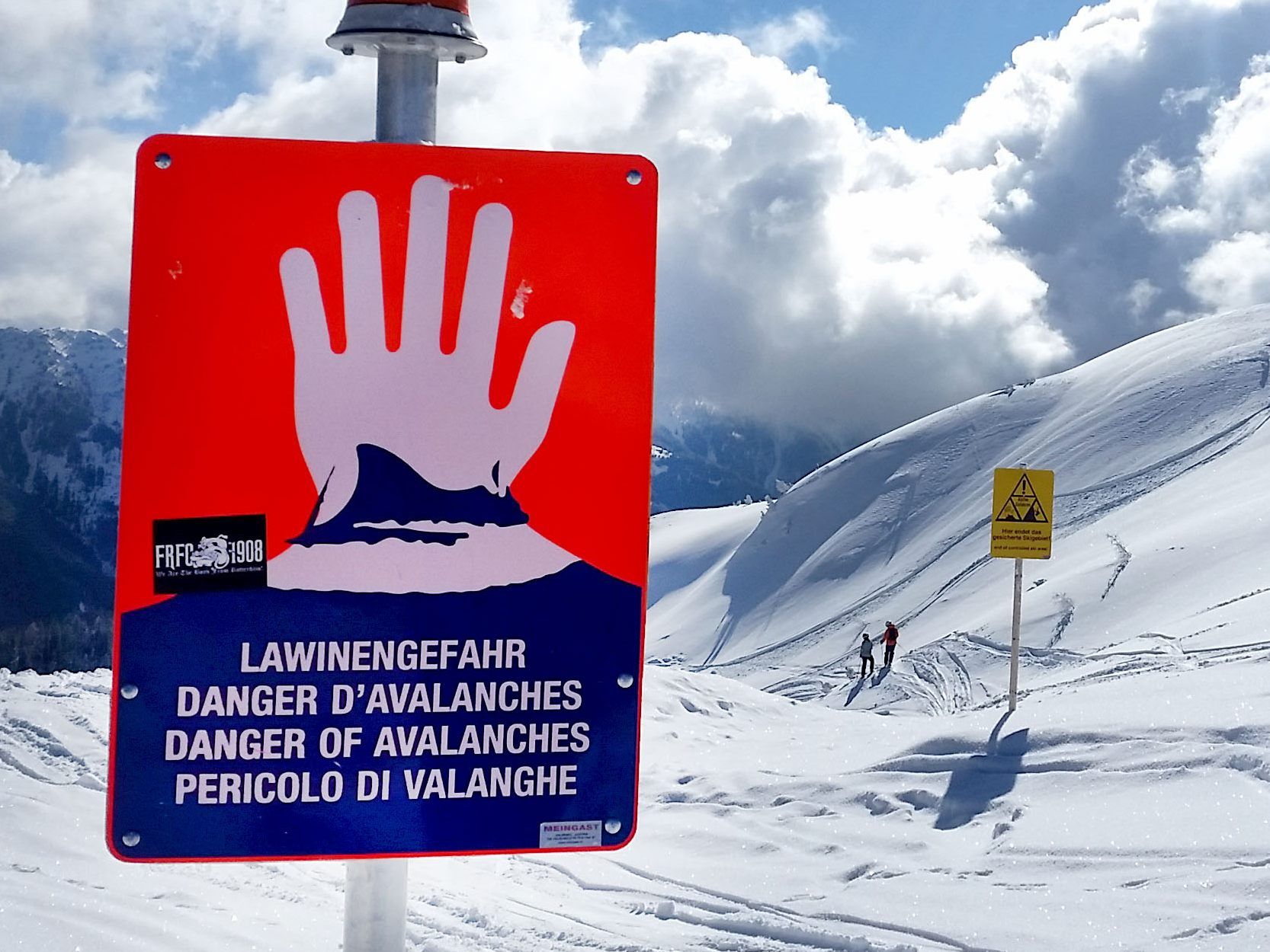 Gefahrenstellen liegen vor allem oberhalb ca. 2000 m im kammnahen, schattseitigen Steilgelände sowie in eingewehten Rinnen und Mulden.
