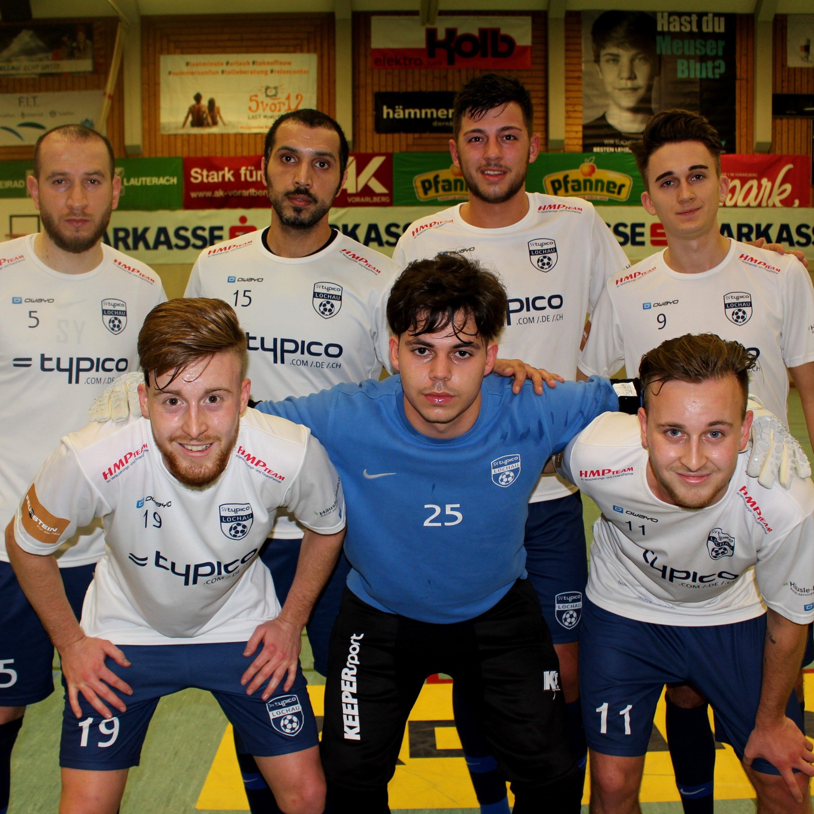 Das Team des SV typico Lochau beim 24. Vorarlberger-Sparkassen-Hallenmasters-Turnier 2020 in Wolfurt: Patrick Prantl, Sandro Eichhübl und Kevin Prantl (vorne); Semih Yasar, Murat Coskun, Fabio Feldkircher und Tobias Heidegger (hinten).