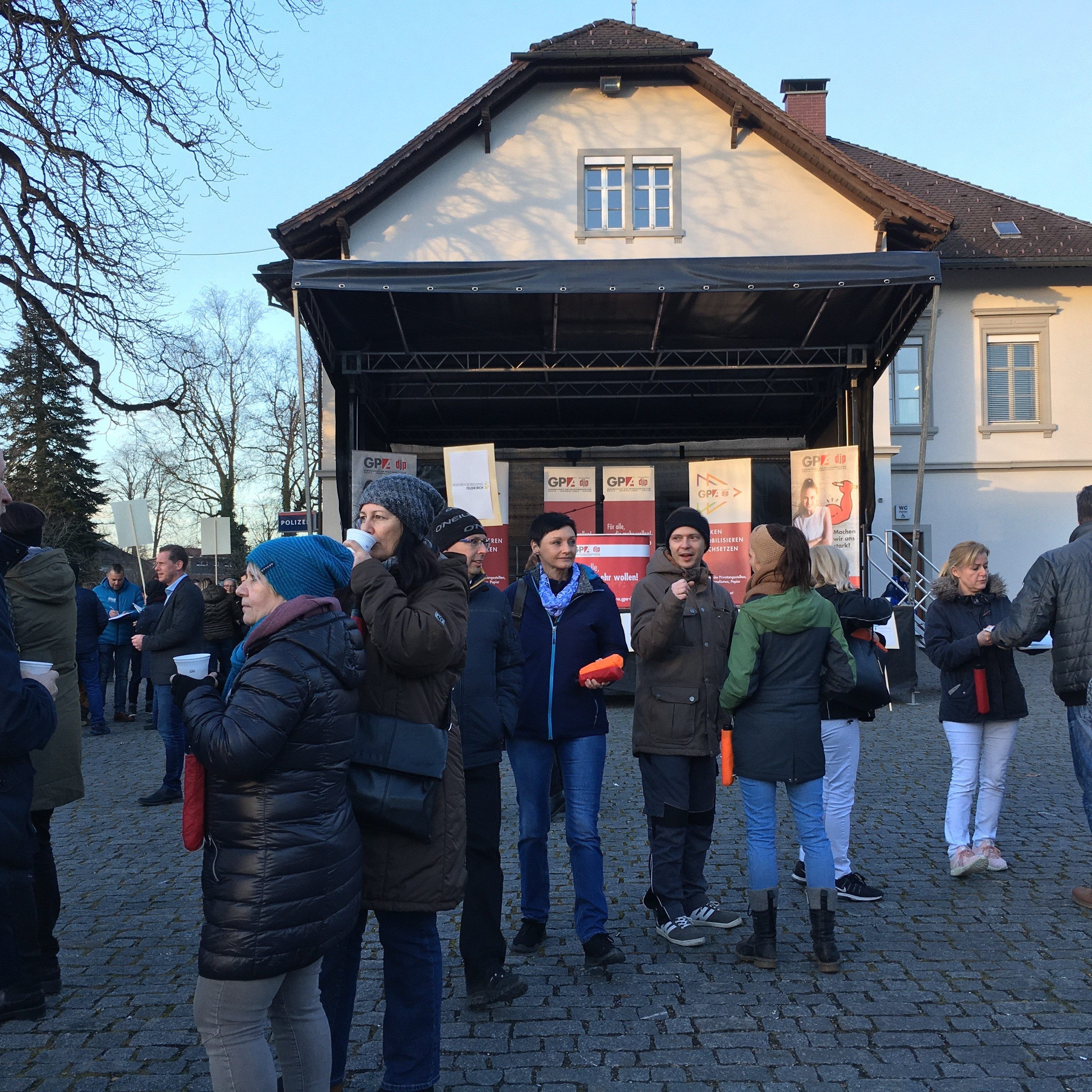 Erste Demonstranten vor Ort